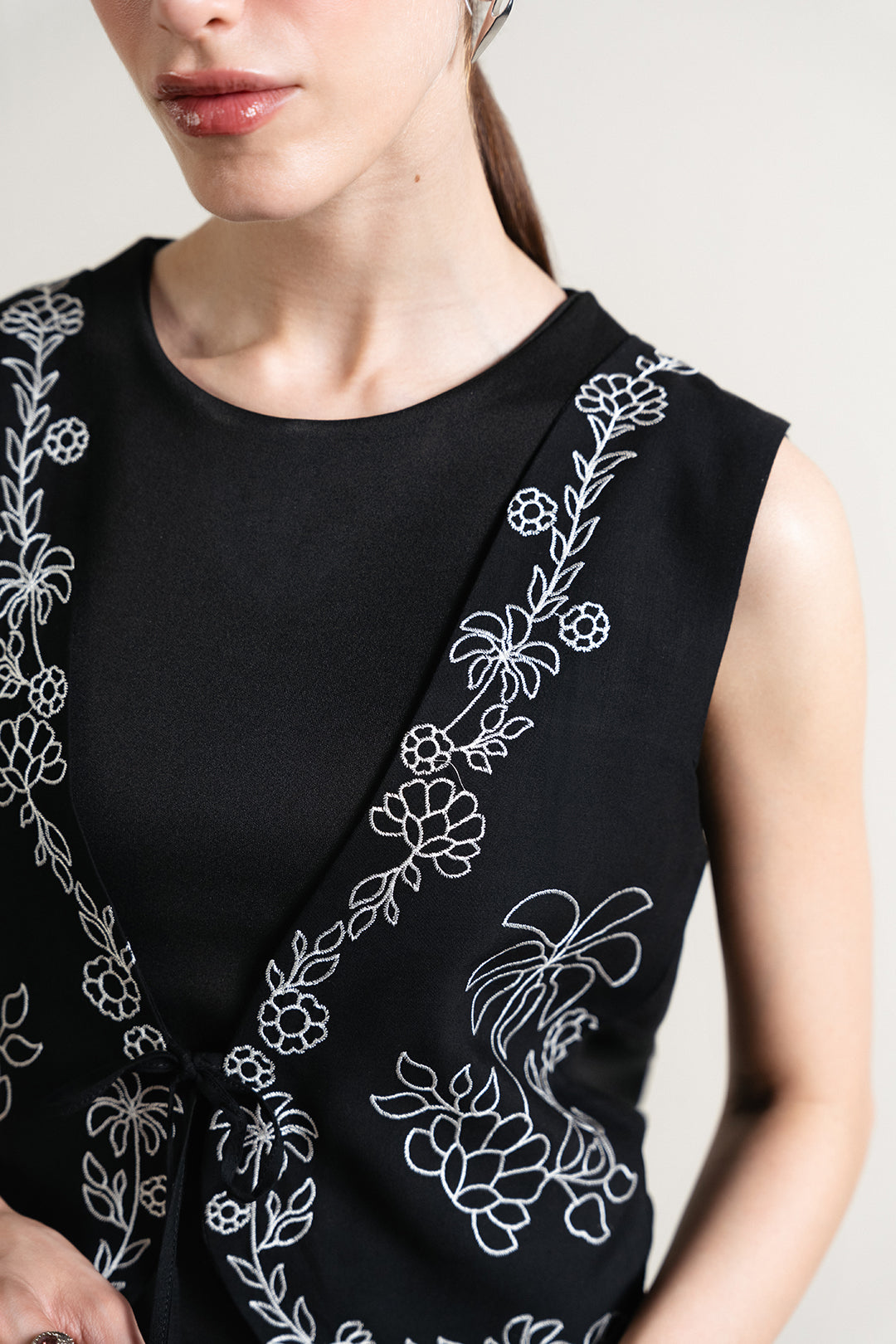 https://cdn.shopify.com/s/files/1/0611/8585/1568/files/W.SS25.518.T-2.jpg?v=1750939312