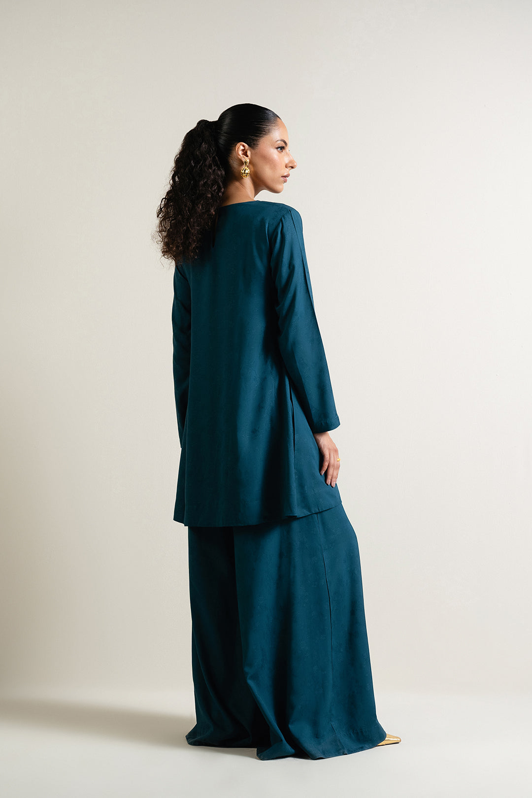 https://cdn.shopify.com/s/files/1/0611/8585/1568/files/W.SS25.519.T-4.jpg?v=1750939325