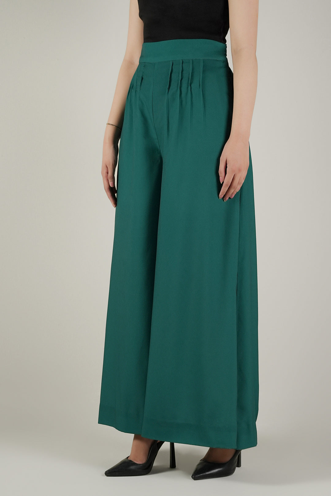 https://cdn.shopify.com/s/files/1/0611/8585/1568/files/W.SS25.530.P-2_95c7df42-5b34-4569-a550-ce078cf27483.jpg?v=1751133120