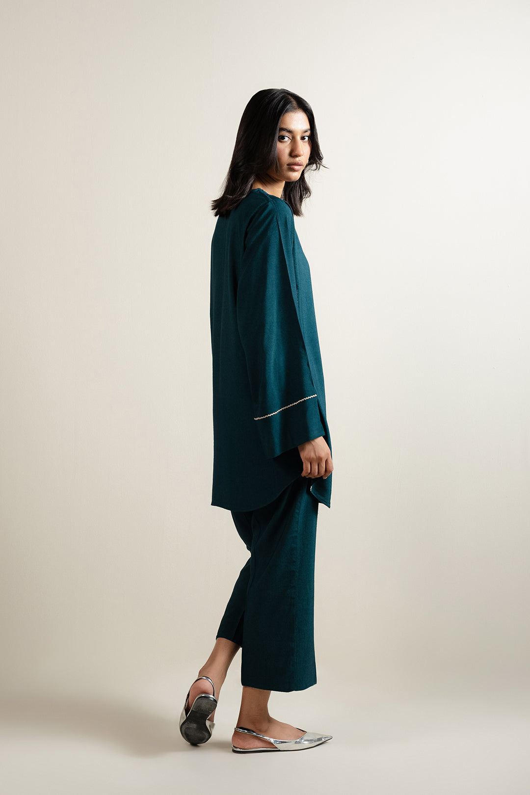 https://cdn.shopify.com/s/files/1/0611/8585/1568/files/W.SS25.536.T-4.jpg?v=1751610758