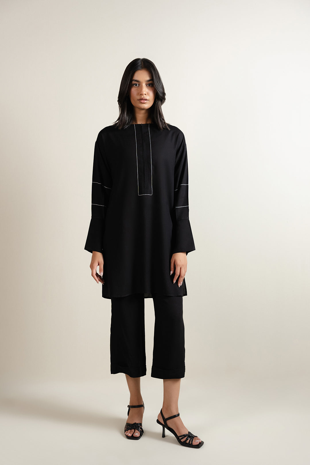 https://cdn.shopify.com/s/files/1/0611/8585/1568/files/W.SS25.543.T-1.jpg?v=1751610948