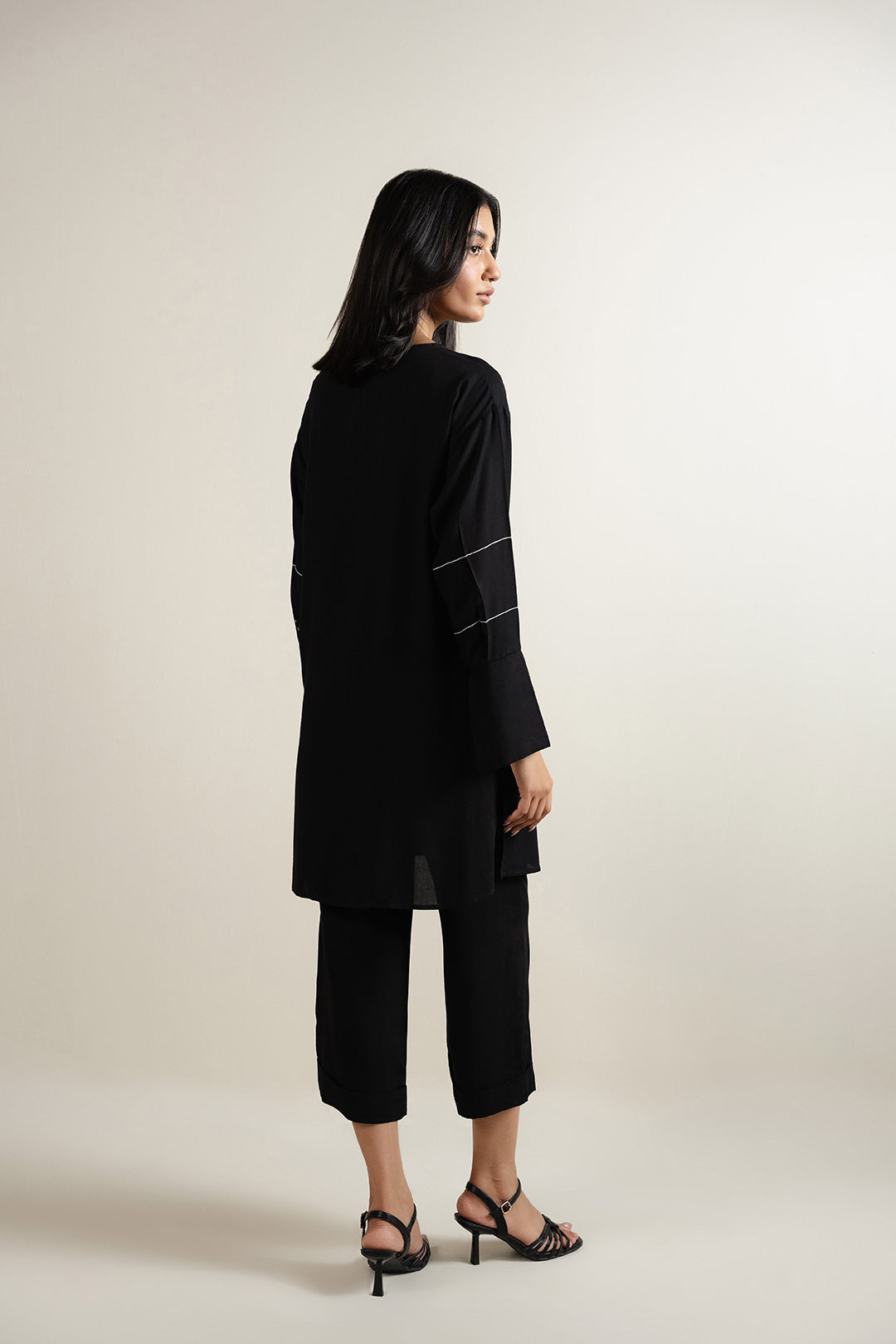 https://cdn.shopify.com/s/files/1/0611/8585/1568/files/W.SS25.543.T-4.jpg?v=1751610948