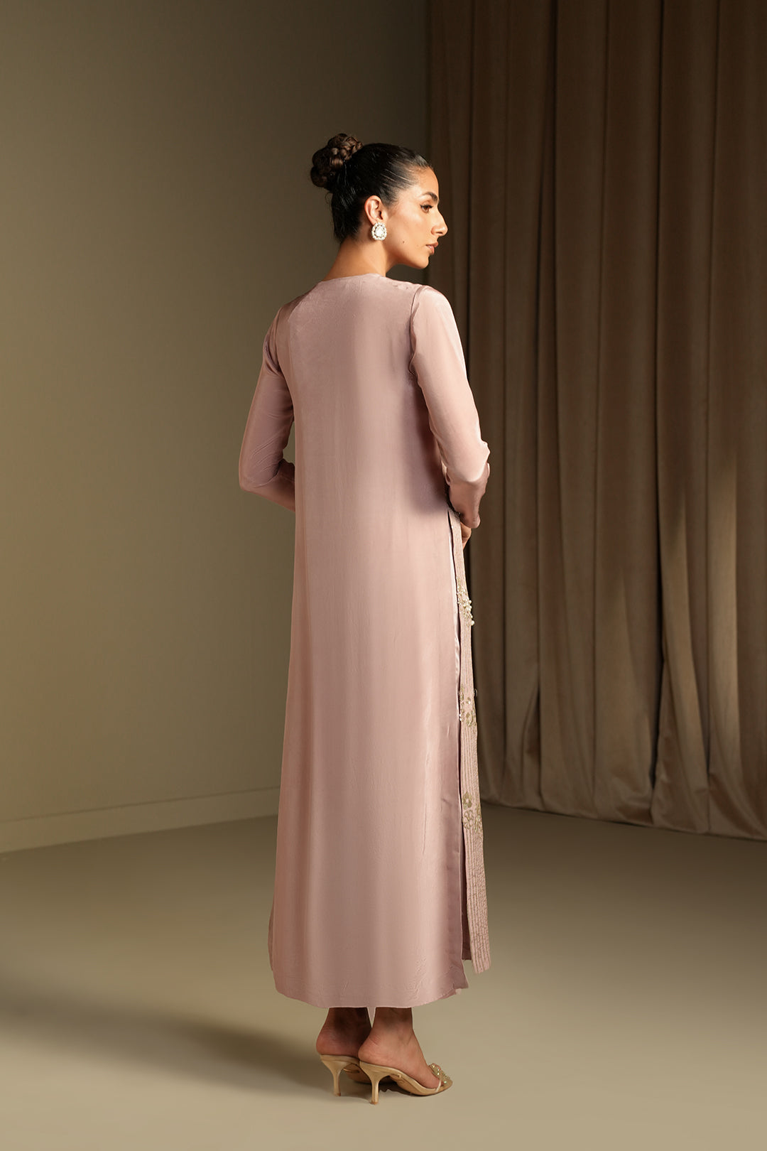 https://cdn.shopify.com/s/files/1/0611/8585/1568/files/W.SS25.611.T-4.jpg?v=1752818787