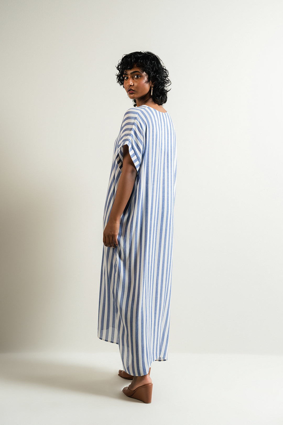 https://cdn.shopify.com/s/files/1/0611/8585/1568/files/W.SS25.642.T-4.jpg?v=1752153778