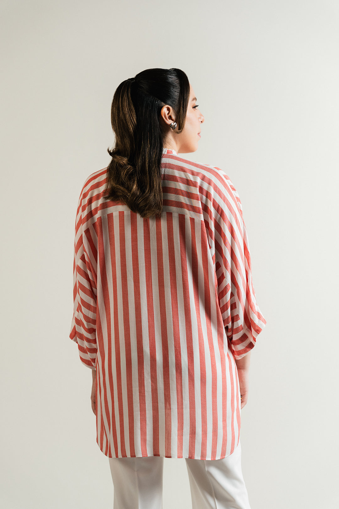 https://cdn.shopify.com/s/files/1/0611/8585/1568/files/W.SS25.652.T-4.jpg?v=1752153895