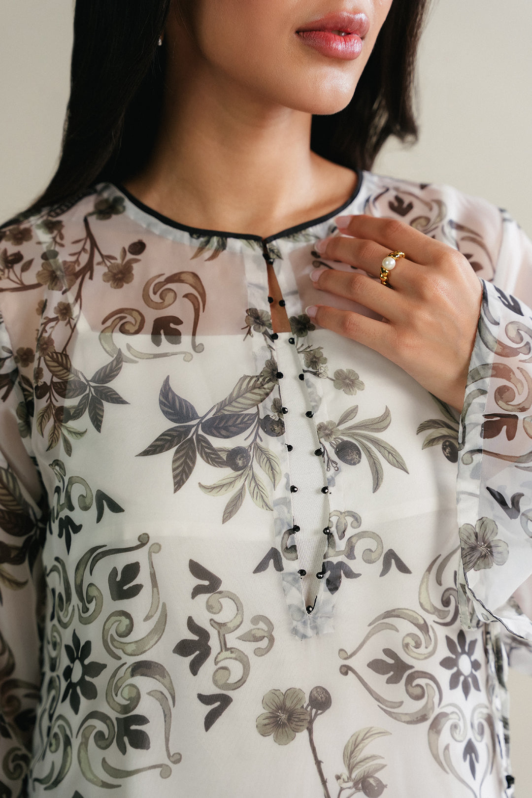 https://cdn.shopify.com/s/files/1/0611/8585/1568/files/W.SS25.665.T-2.jpg?v=1753424378