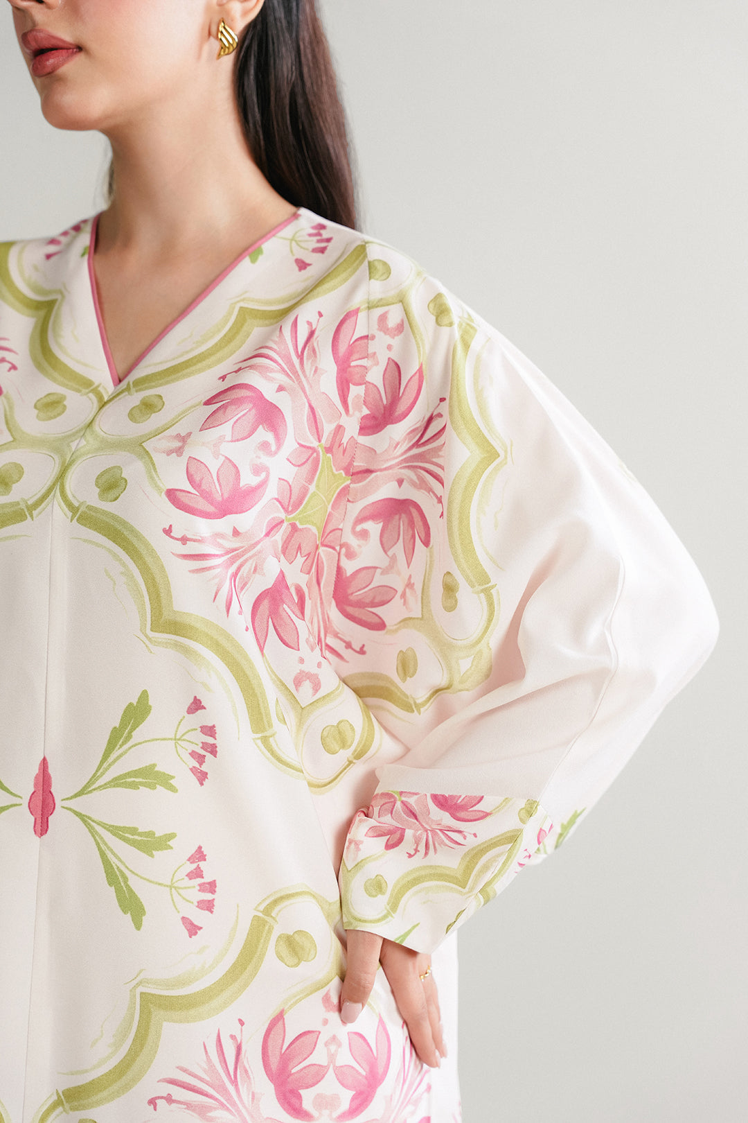 https://cdn.shopify.com/s/files/1/0611/8585/1568/files/W.SS25.670.T-2.jpg?v=1755777290