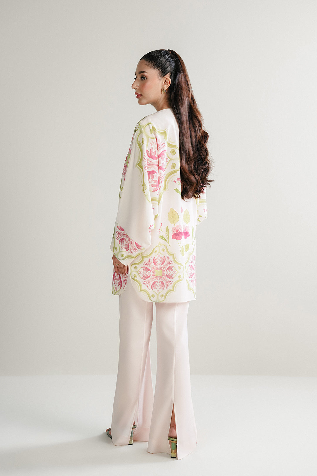 https://cdn.shopify.com/s/files/1/0611/8585/1568/files/W.SS25.670.T-4.jpg?v=1755777290