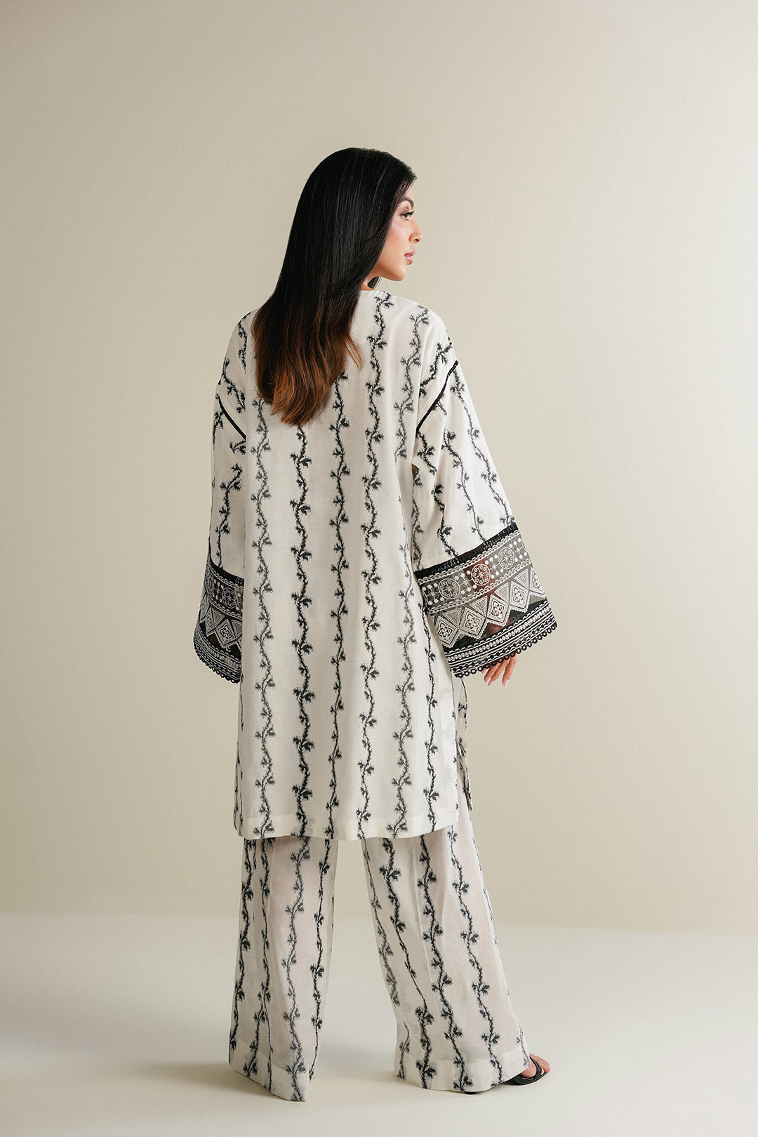 https://cdn.shopify.com/s/files/1/0611/8585/1568/files/W.SS25.689.T-4.jpg?v=1753424421