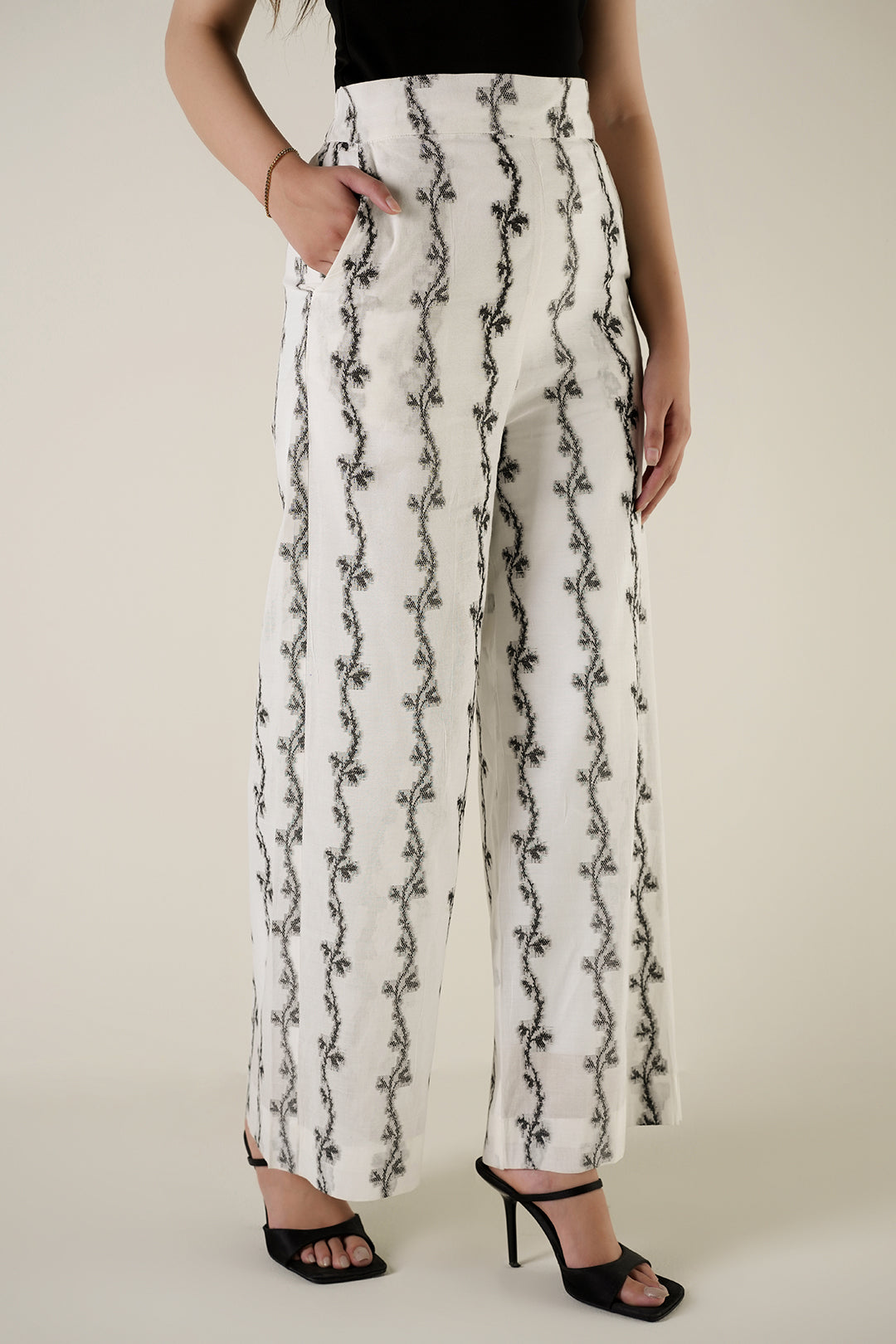 https://cdn.shopify.com/s/files/1/0611/8585/1568/files/W.SS25.690.P-2.jpg?v=1753424458