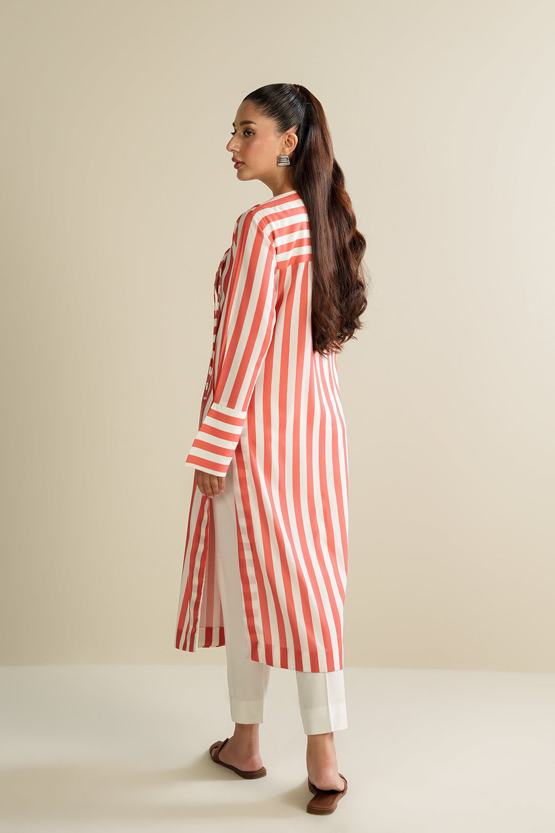 https://cdn.shopify.com/s/files/1/0611/8585/1568/files/W.SS25.713.T-4.jpg?v=1759219349