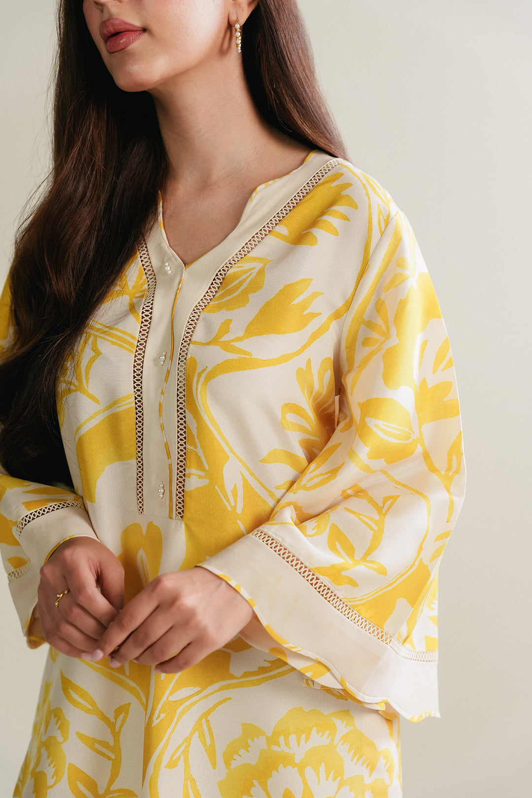 https://cdn.shopify.com/s/files/1/0611/8585/1568/files/W.SS25.732.T-2.jpg?v=1753424535