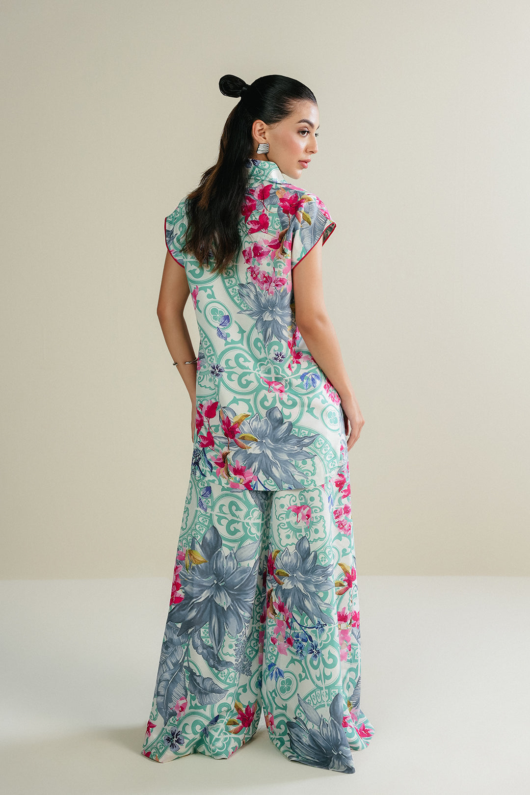 https://cdn.shopify.com/s/files/1/0611/8585/1568/files/W.SS25.733.T-4.jpg?v=1753424550