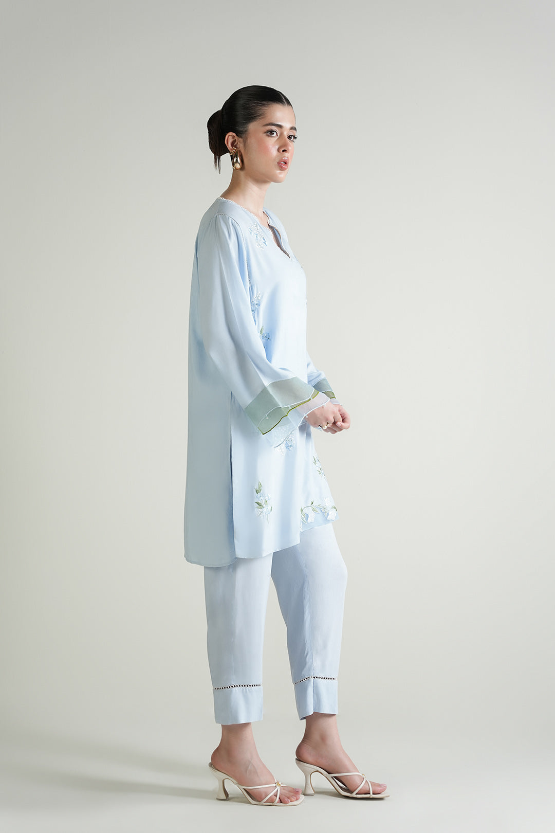 https://cdn.shopify.com/s/files/1/0611/8585/1568/files/W.SS25.752.T-3.jpg?v=1755777370