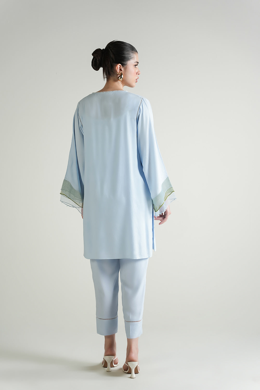 https://cdn.shopify.com/s/files/1/0611/8585/1568/files/W.SS25.752.T-4.jpg?v=1755777370