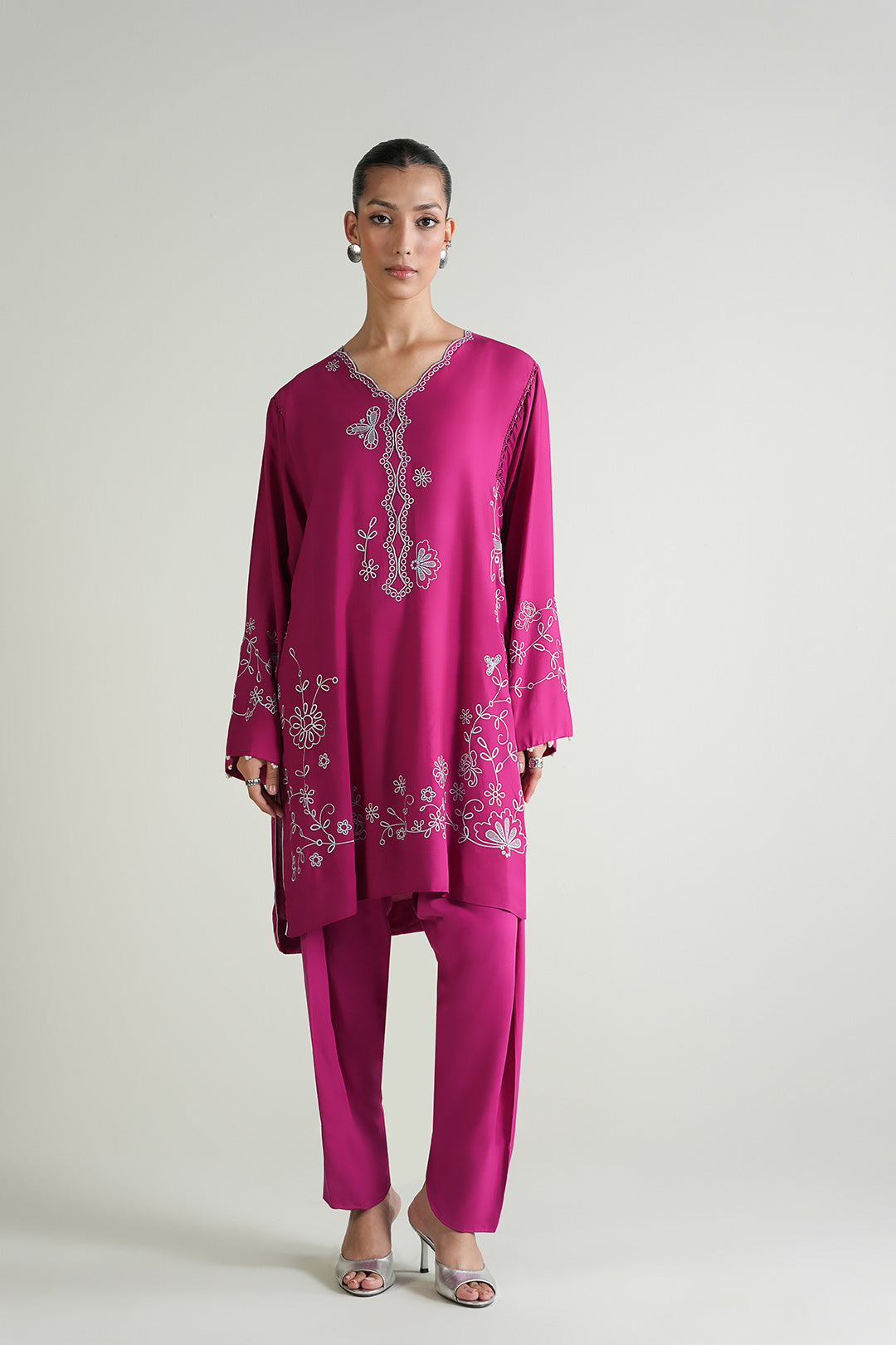https://cdn.shopify.com/s/files/1/0611/8585/1568/files/W.SS25.753.T-1.jpg?v=1755777415