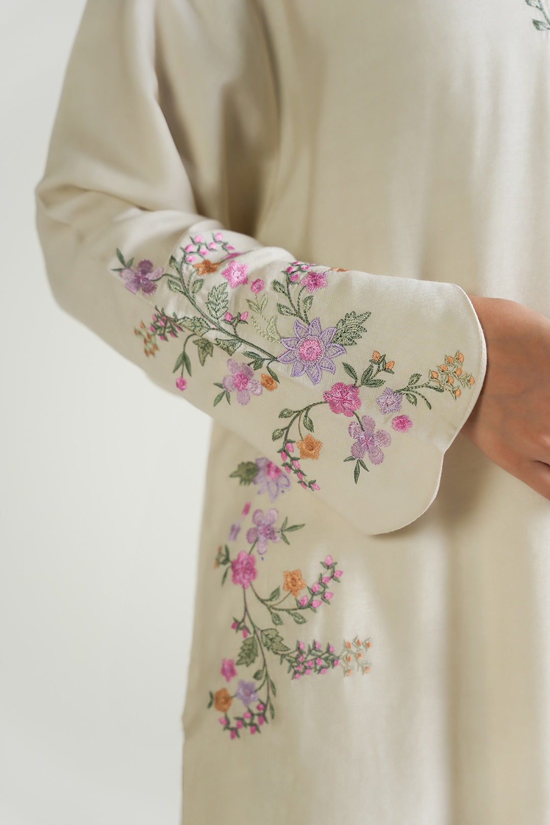 https://cdn.shopify.com/s/files/1/0611/8585/1568/files/W.SS25.754.T-2.jpg?v=1755777426