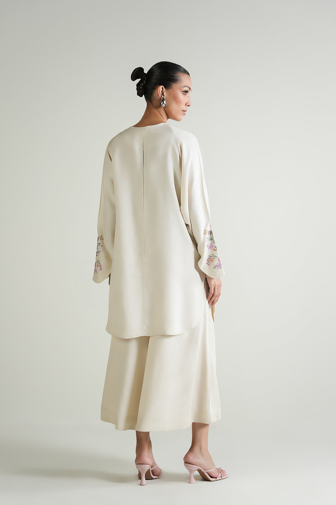 https://cdn.shopify.com/s/files/1/0611/8585/1568/files/W.SS25.754.T-4.jpg?v=1755777426