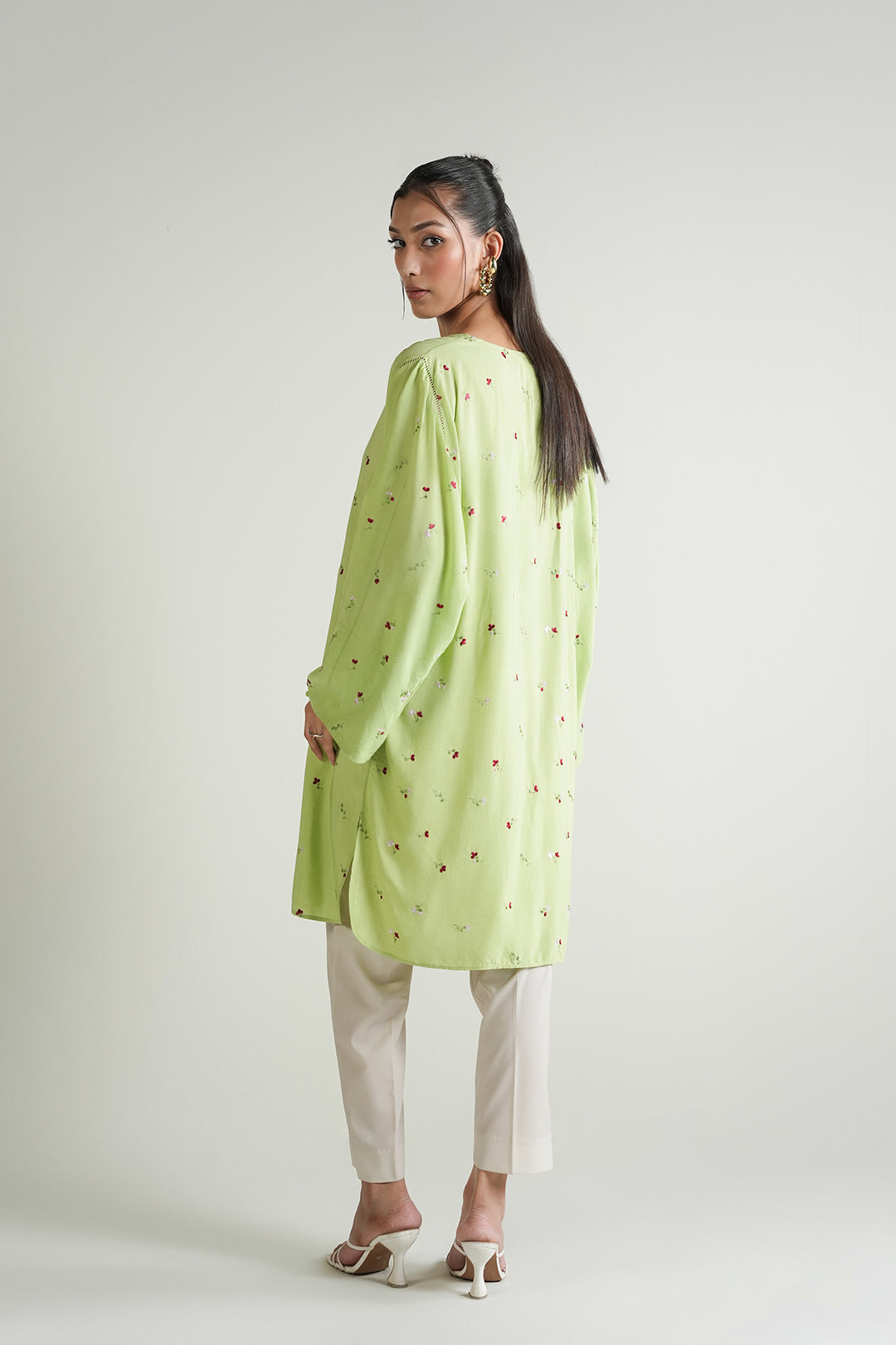 https://cdn.shopify.com/s/files/1/0611/8585/1568/files/W.SS25.756.T-4.jpg?v=1755777450