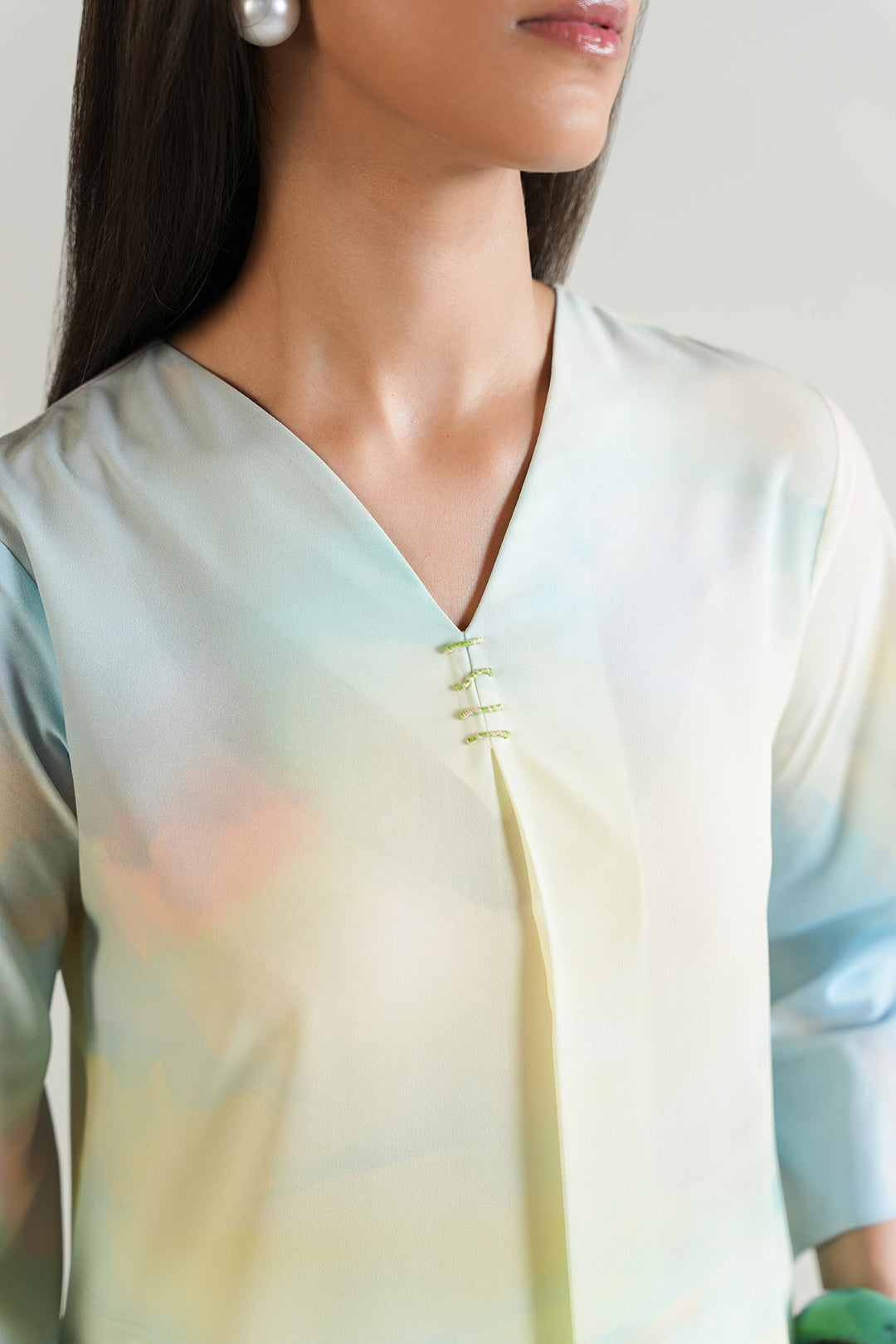 https://cdn.shopify.com/s/files/1/0611/8585/1568/files/W.SS25.760.T-2.jpg?v=1755777523