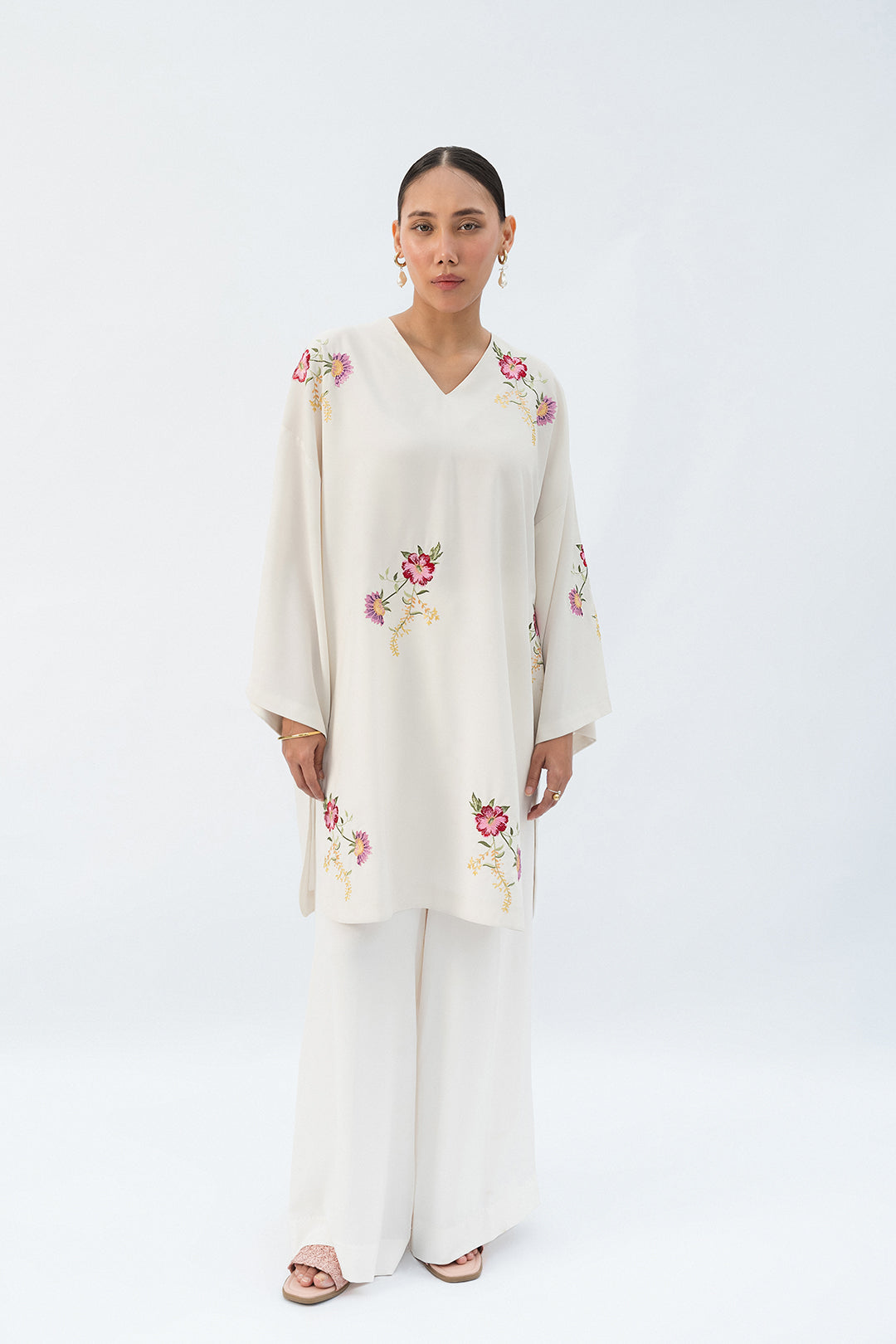 https://cdn.shopify.com/s/files/1/0611/8585/1568/files/W.SS25.772.T-1.jpg?v=1756448226
