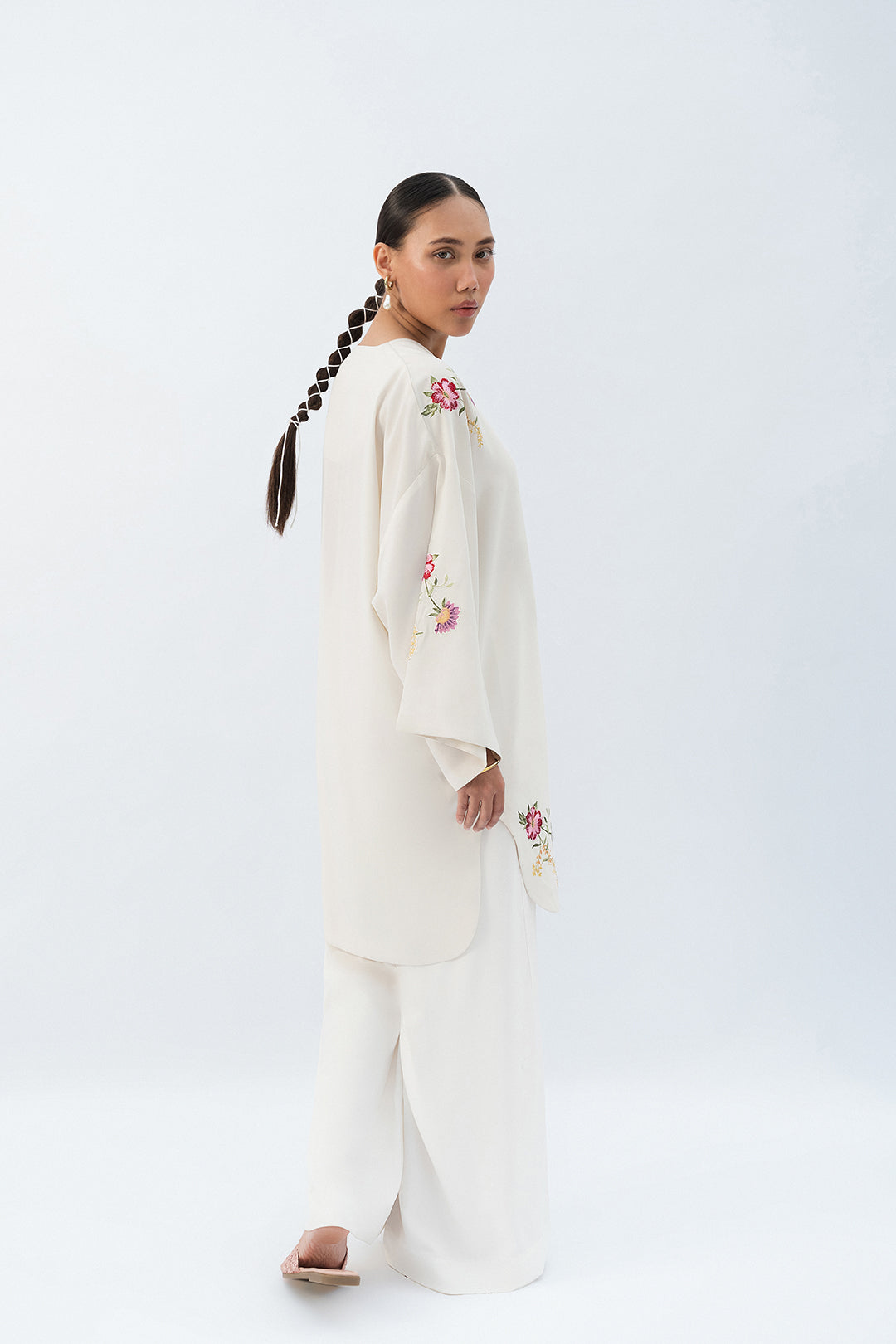 https://cdn.shopify.com/s/files/1/0611/8585/1568/files/W.SS25.772.T-4.jpg?v=1756448226