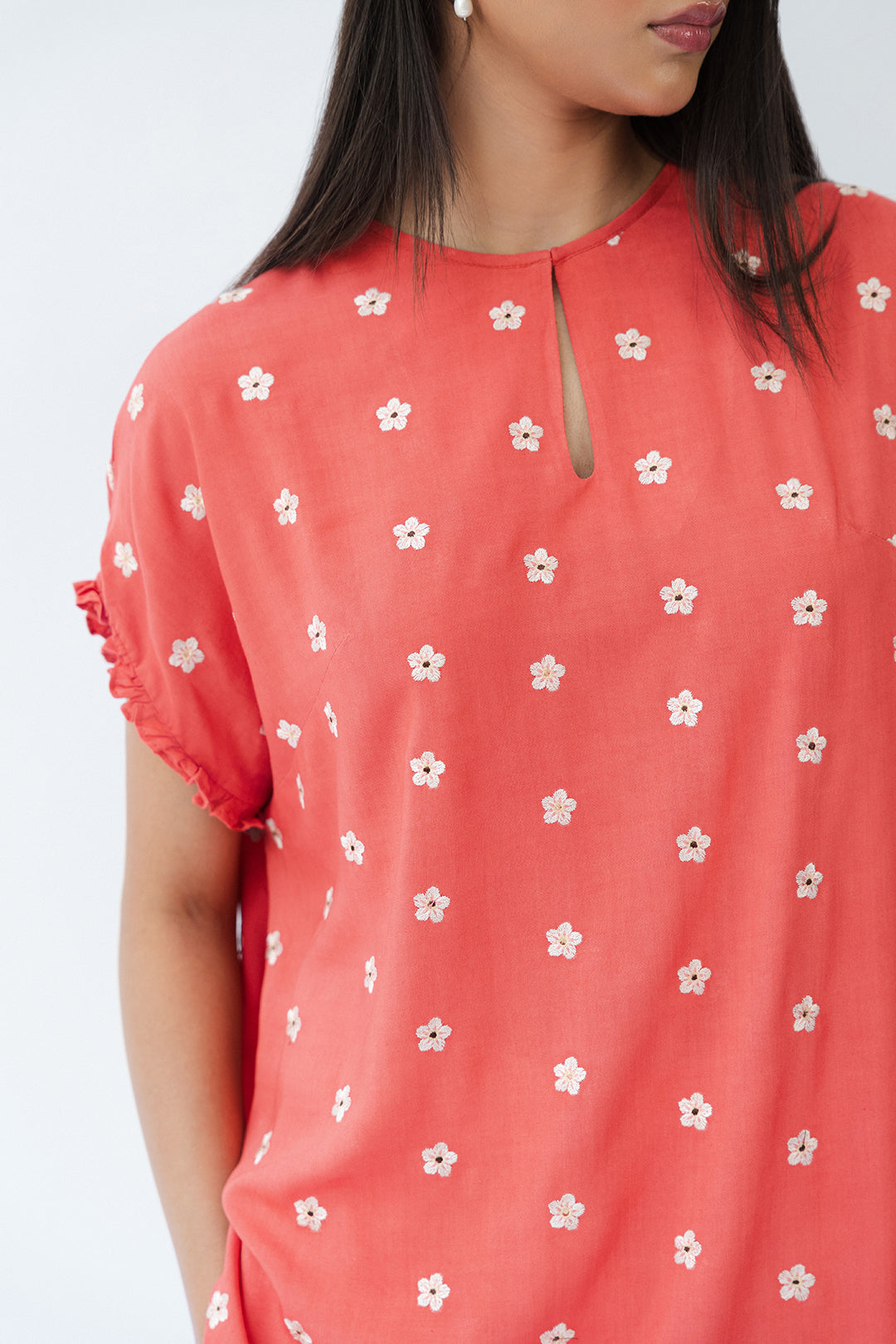 https://cdn.shopify.com/s/files/1/0611/8585/1568/files/W.SS25.777.T-2.jpg?v=1756448317