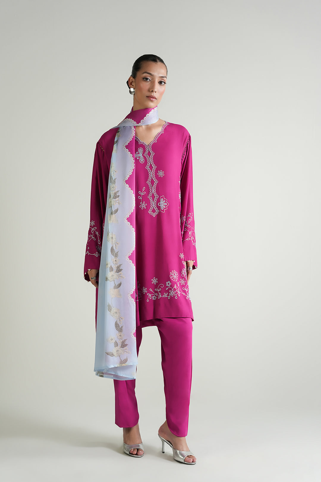https://cdn.shopify.com/s/files/1/0611/8585/1568/files/W.SS25.784.T-3.jpg?v=1755777646