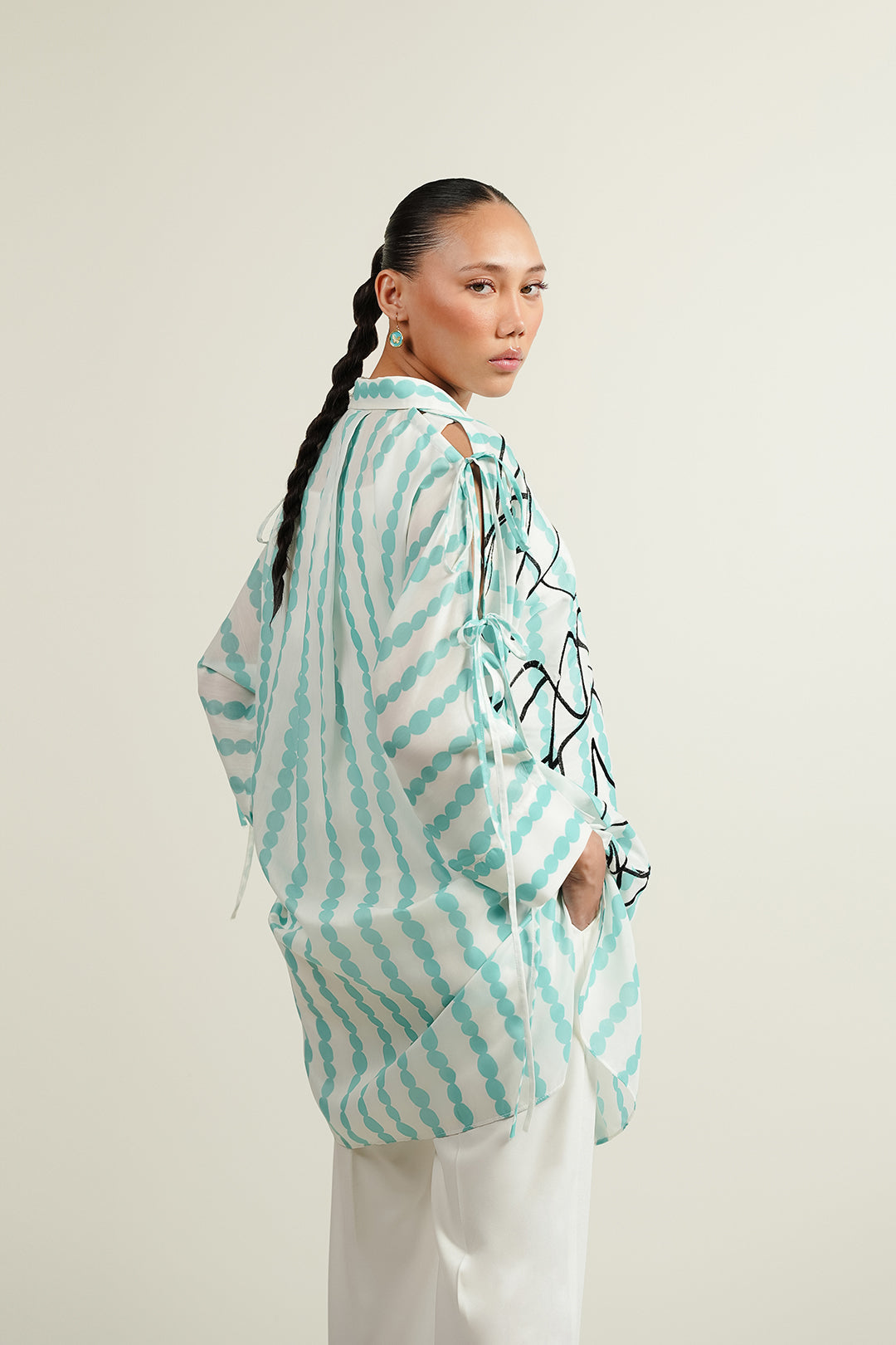 https://cdn.shopify.com/s/files/1/0611/8585/1568/files/W.SS25.796.T-4.jpg?v=1755514628