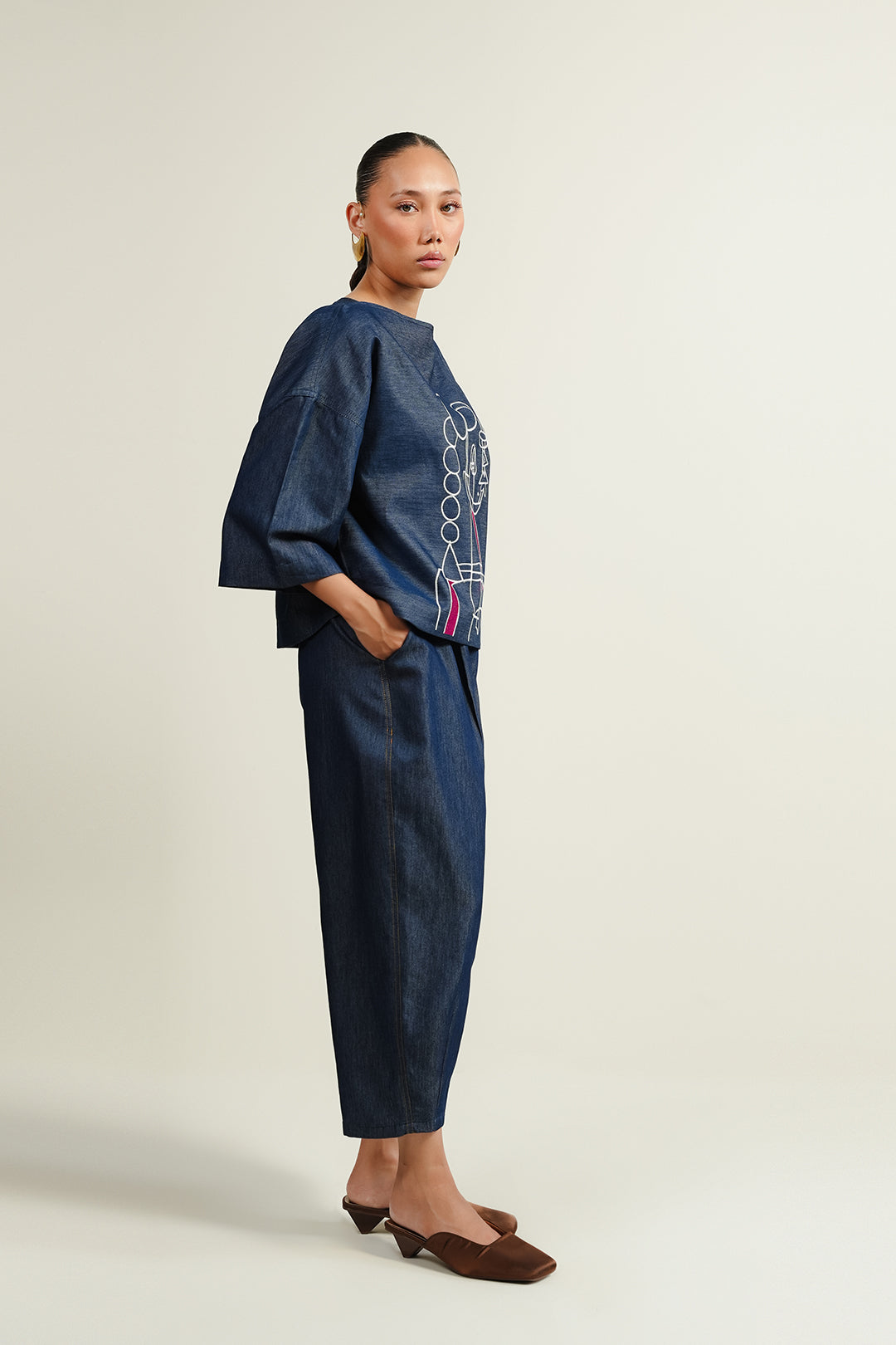 https://cdn.shopify.com/s/files/1/0611/8585/1568/files/W.SS25.804.T-3.jpg?v=1754637041