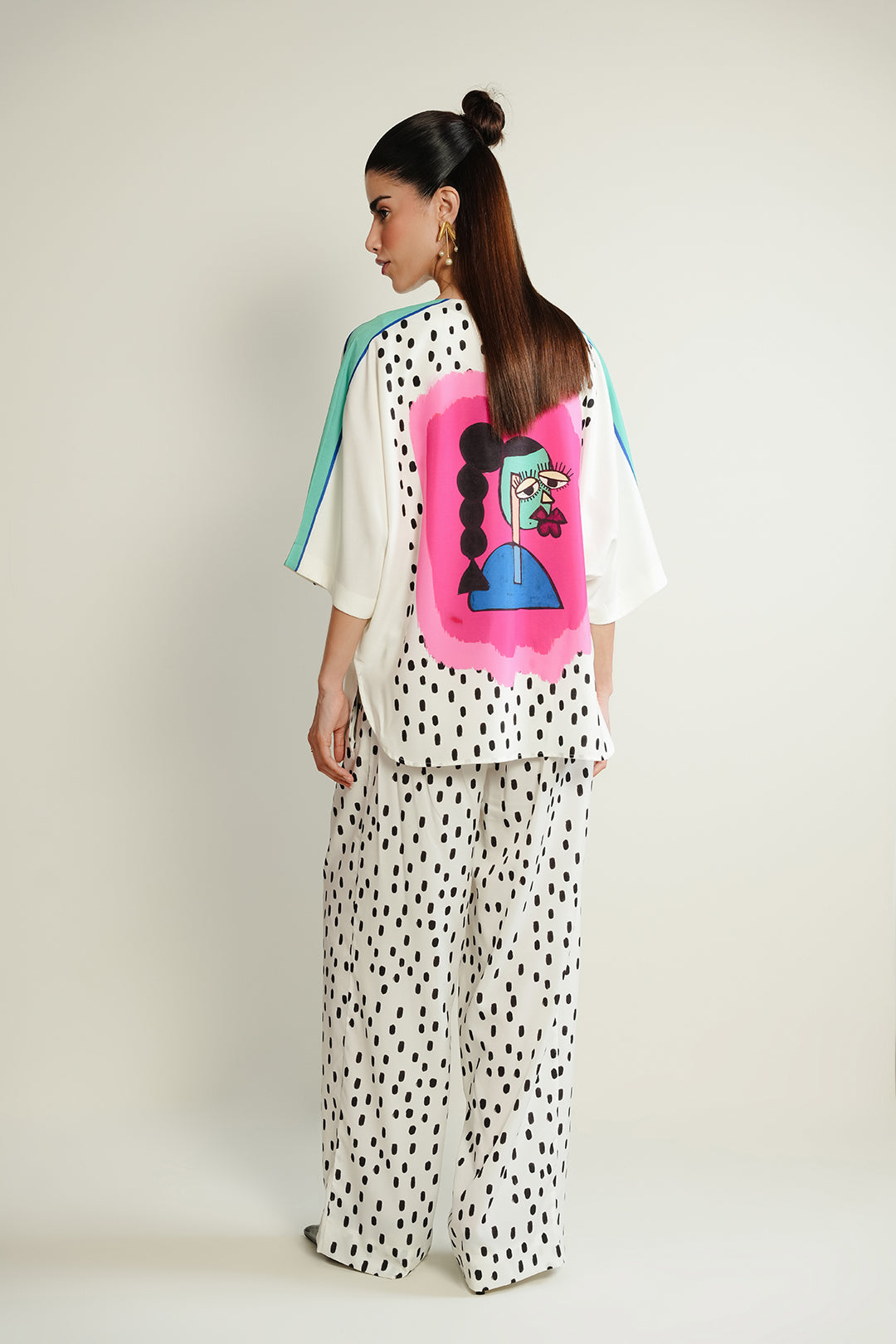 https://cdn.shopify.com/s/files/1/0611/8585/1568/files/W.SS25.806.T-4.jpg?v=1754637054