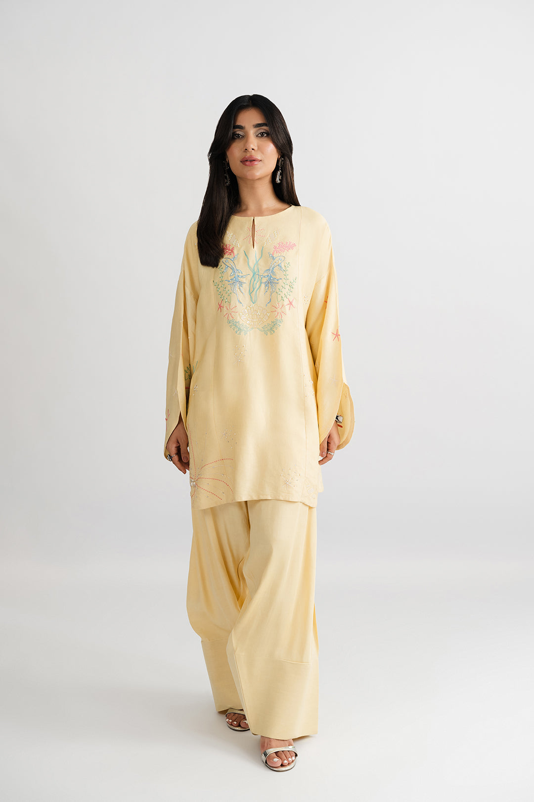 https://cdn.shopify.com/s/files/1/0611/8585/1568/files/W.SS25.844.T-1.jpg?v=1757056596