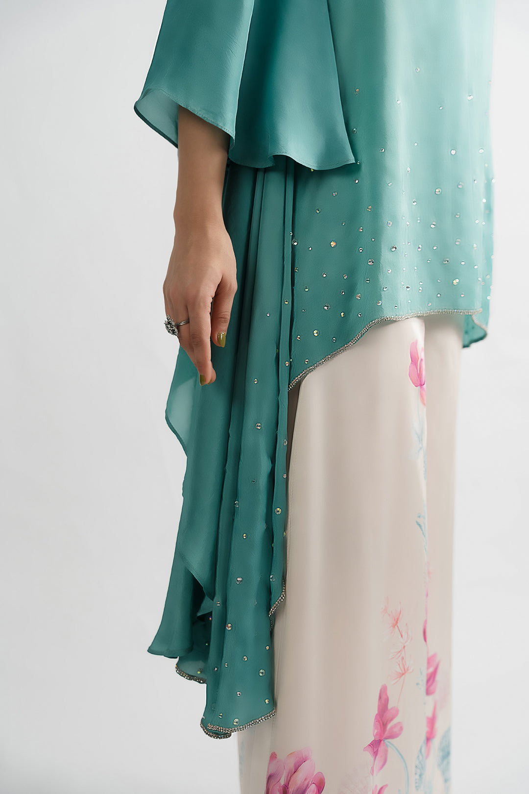 https://cdn.shopify.com/s/files/1/0611/8585/1568/files/W.SS25.849.T-2.jpg?v=1757056654