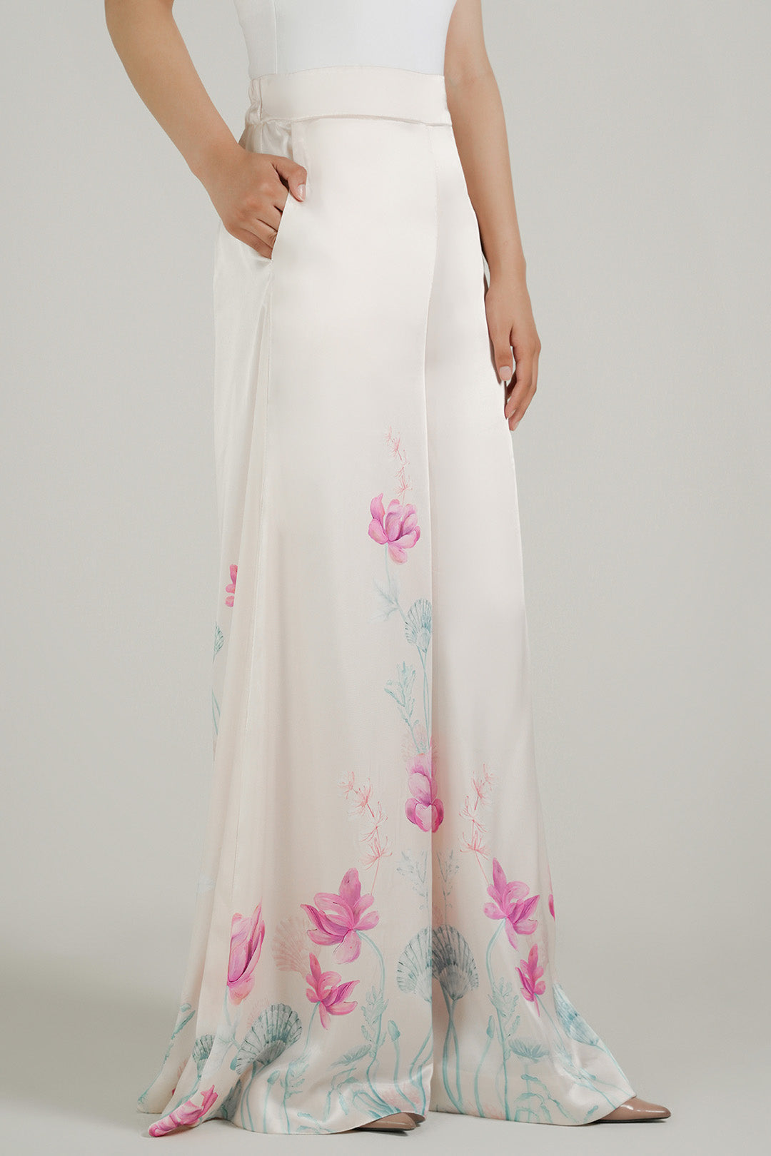 https://cdn.shopify.com/s/files/1/0611/8585/1568/files/W.SS25.858.P-1.jpg?v=1757056761
