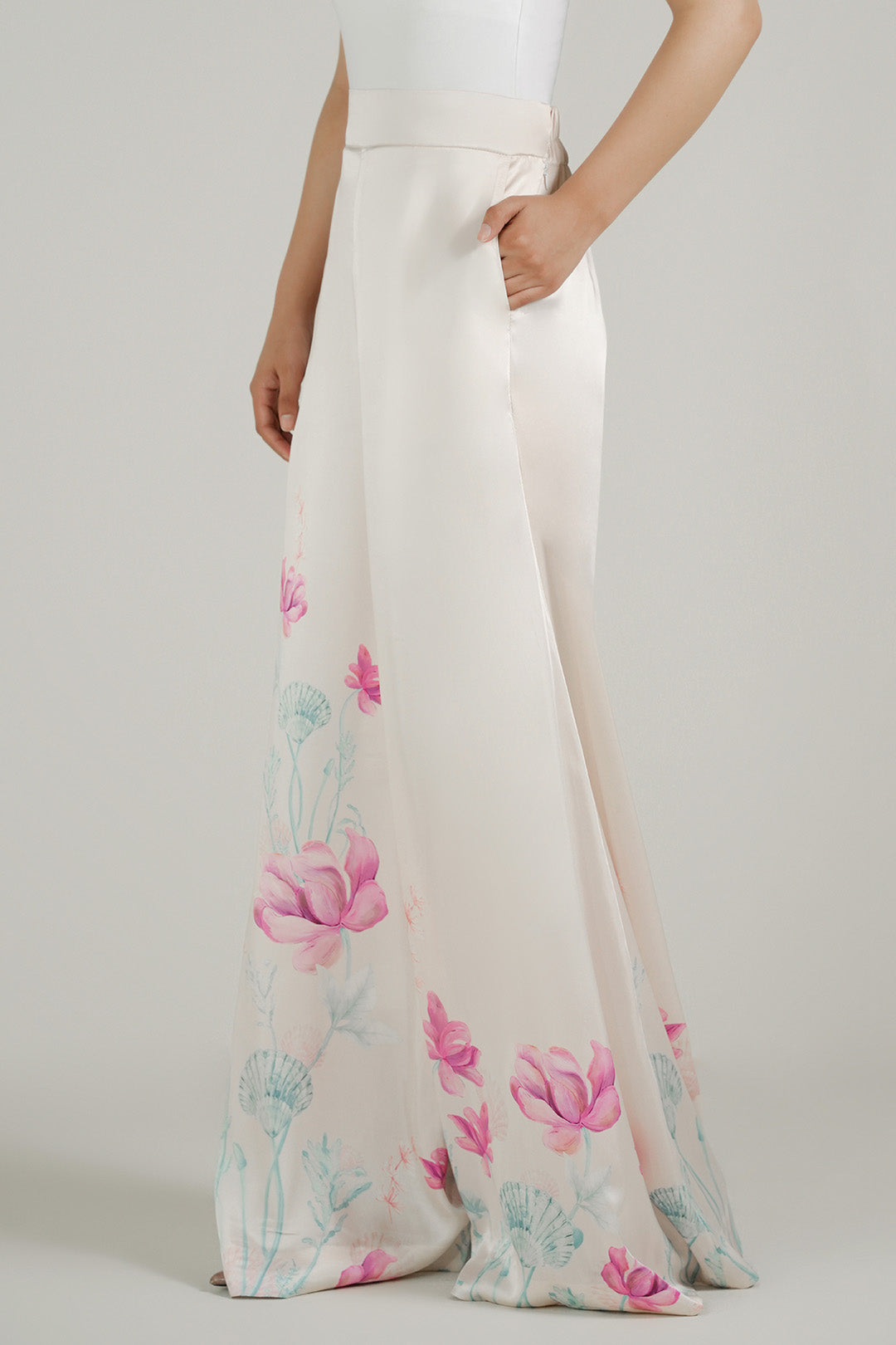 https://cdn.shopify.com/s/files/1/0611/8585/1568/files/W.SS25.858.P-2.jpg?v=1757056761