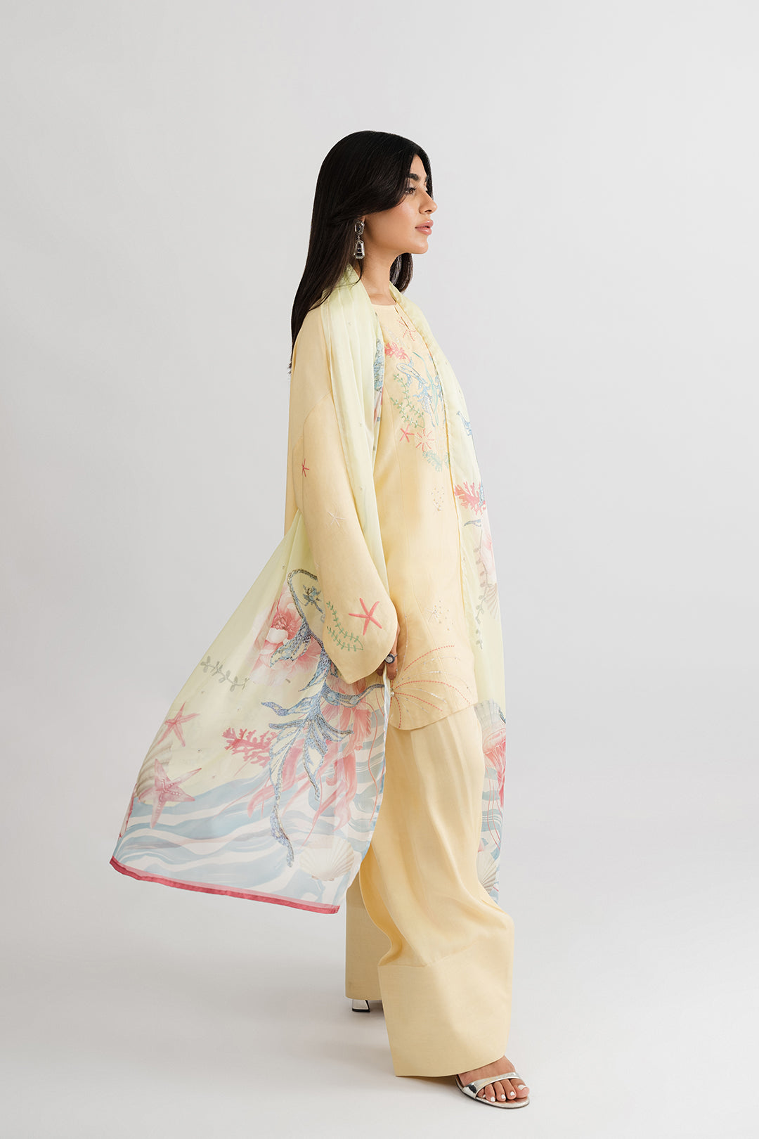 https://cdn.shopify.com/s/files/1/0611/8585/1568/files/W.SS25.915.T-3.jpg?v=1757056817