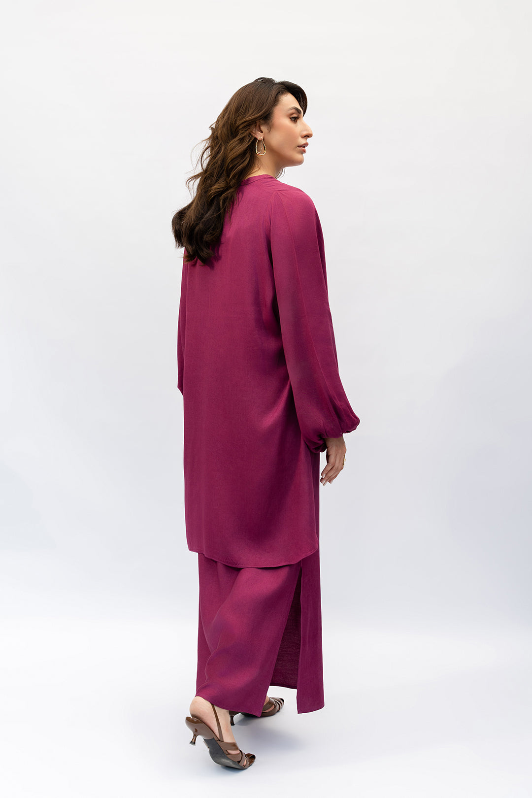 https://cdn.shopify.com/s/files/1/0611/8585/1568/files/W.SS25.933.T-4.jpg?v=1758803166