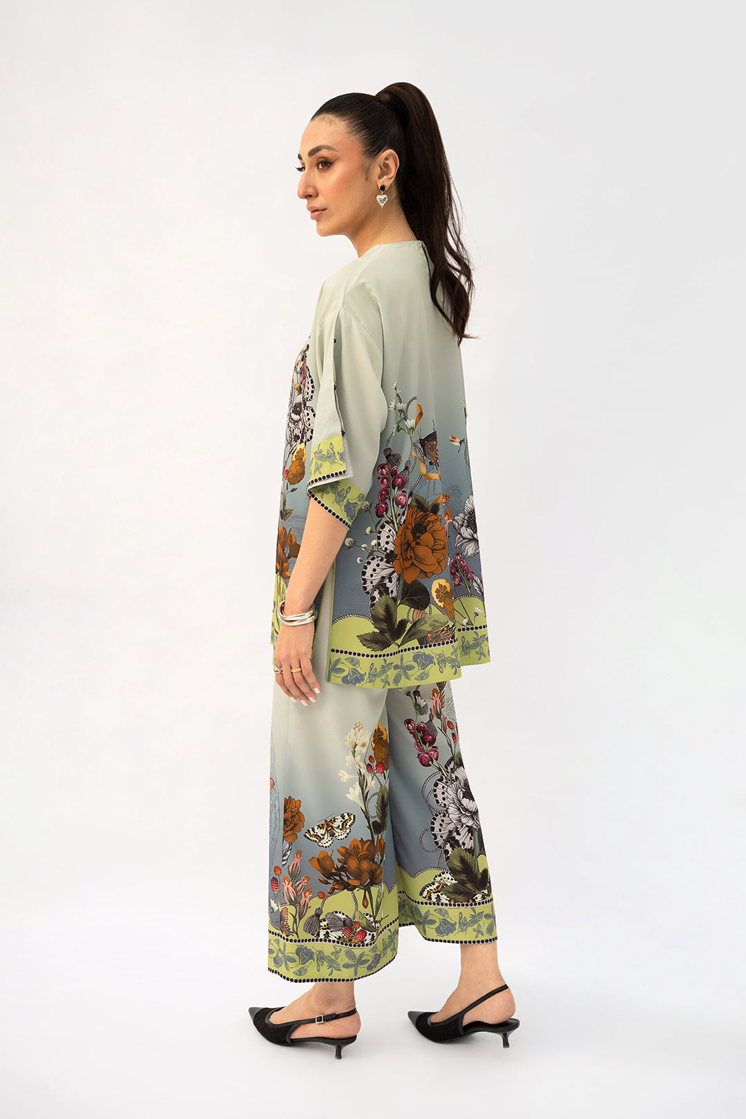 https://cdn.shopify.com/s/files/1/0611/8585/1568/files/W.SS25.935.T-4.jpg?v=1758803285