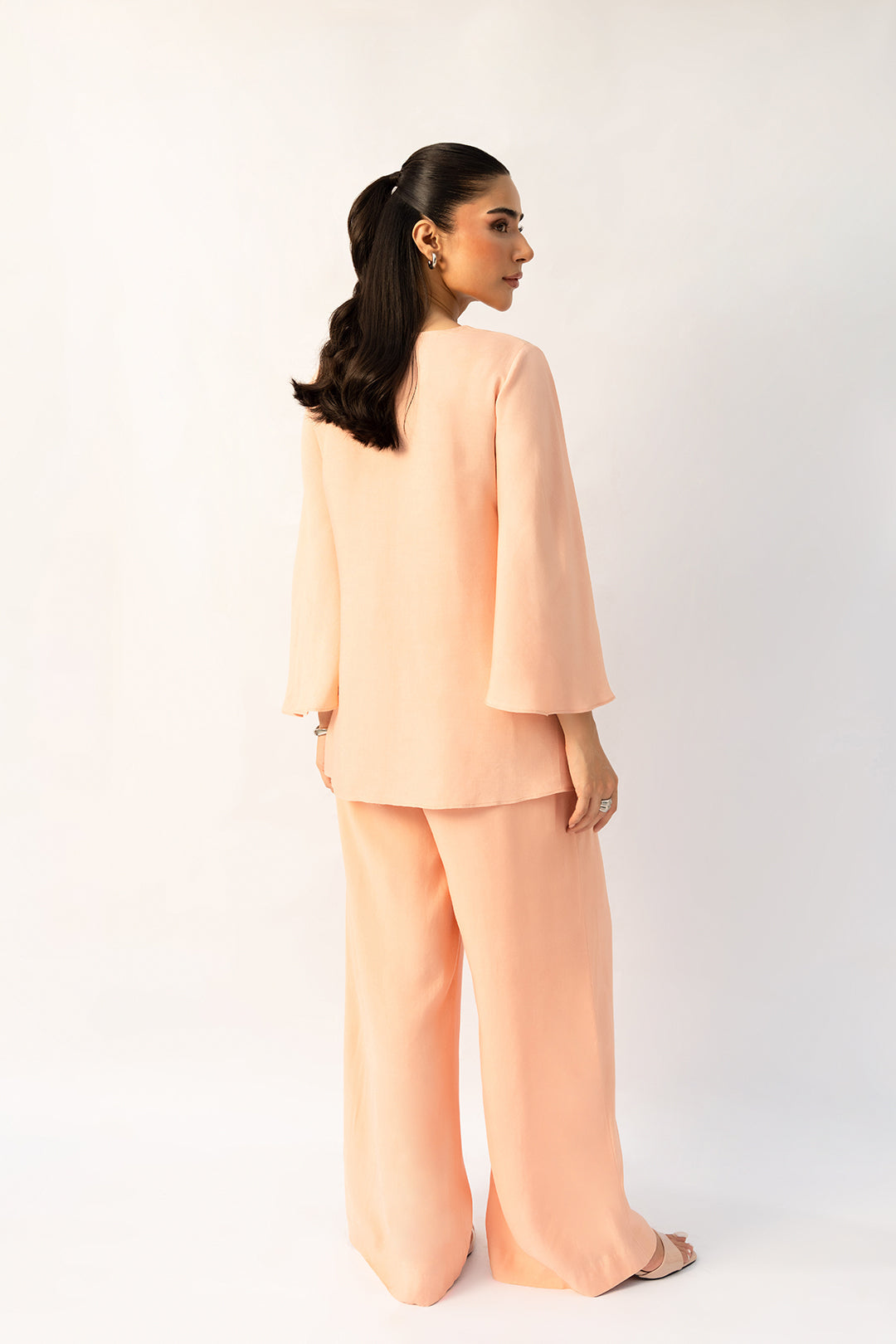 https://cdn.shopify.com/s/files/1/0611/8585/1568/files/W.SS25.937.T-4.jpg?v=1758803151