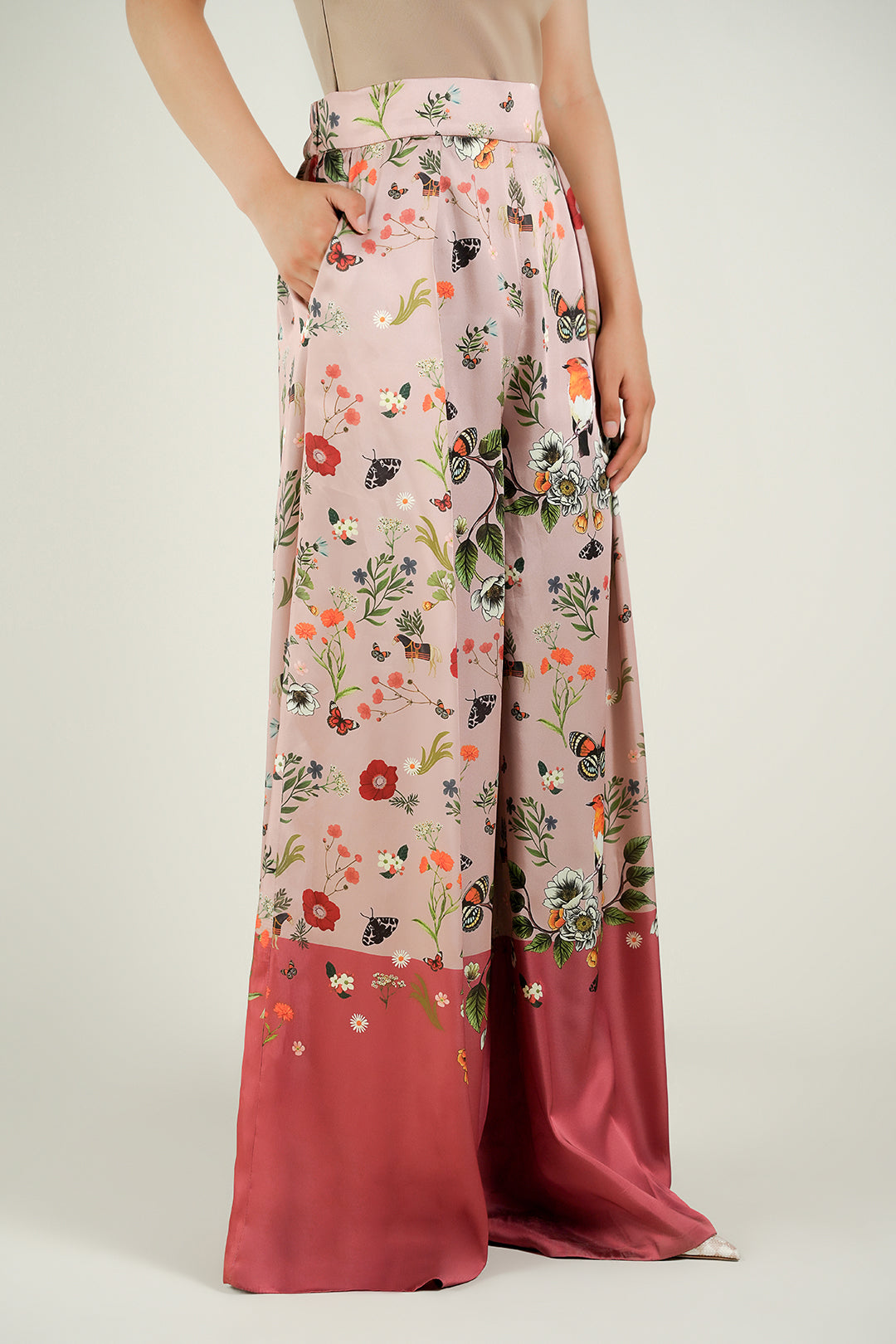 https://cdn.shopify.com/s/files/1/0611/8585/1568/files/W.SS25.938.P-2.jpg?v=1758803190