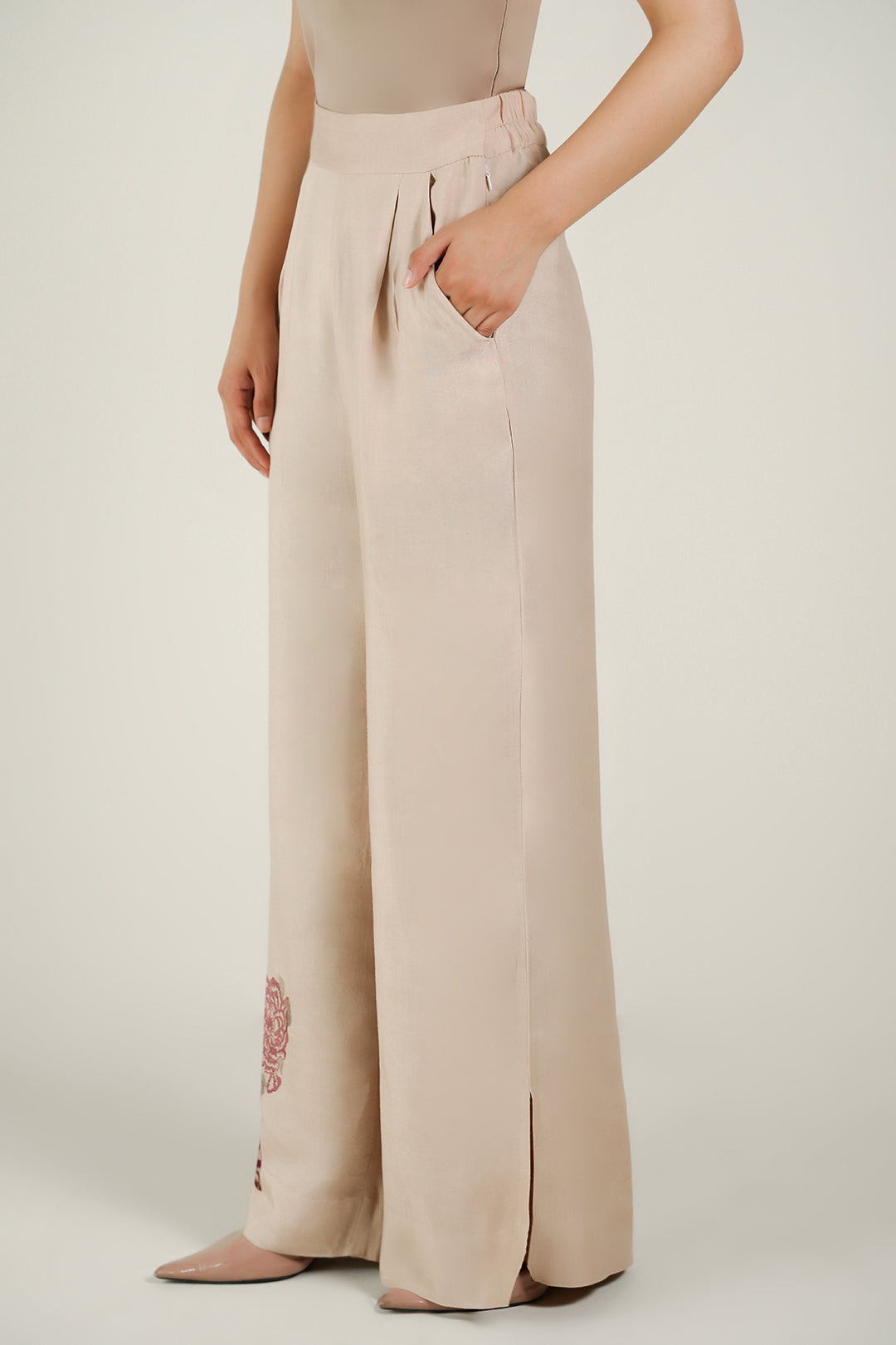https://cdn.shopify.com/s/files/1/0611/8585/1568/files/W.SS25.943.P-1.jpg?v=1758803308
