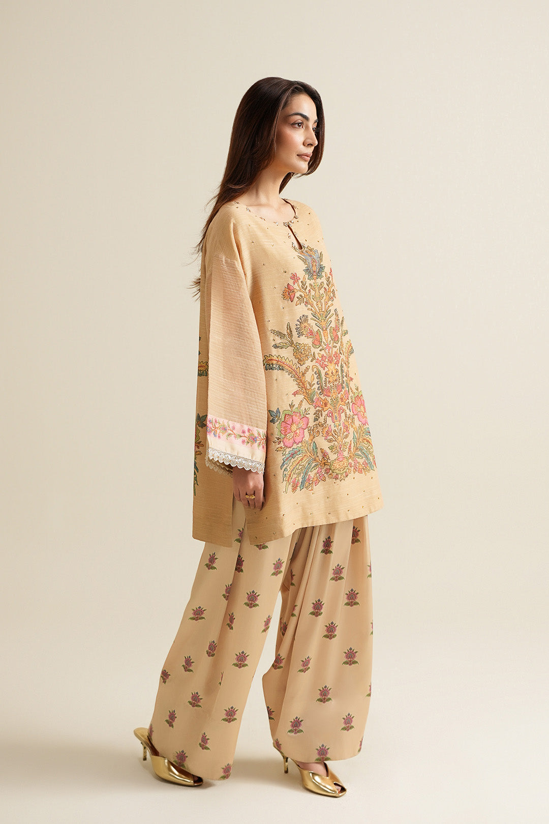 https://cdn.shopify.com/s/files/1/0611/8585/1568/files/W.SS26.002.T-3.jpg?v=1770966197