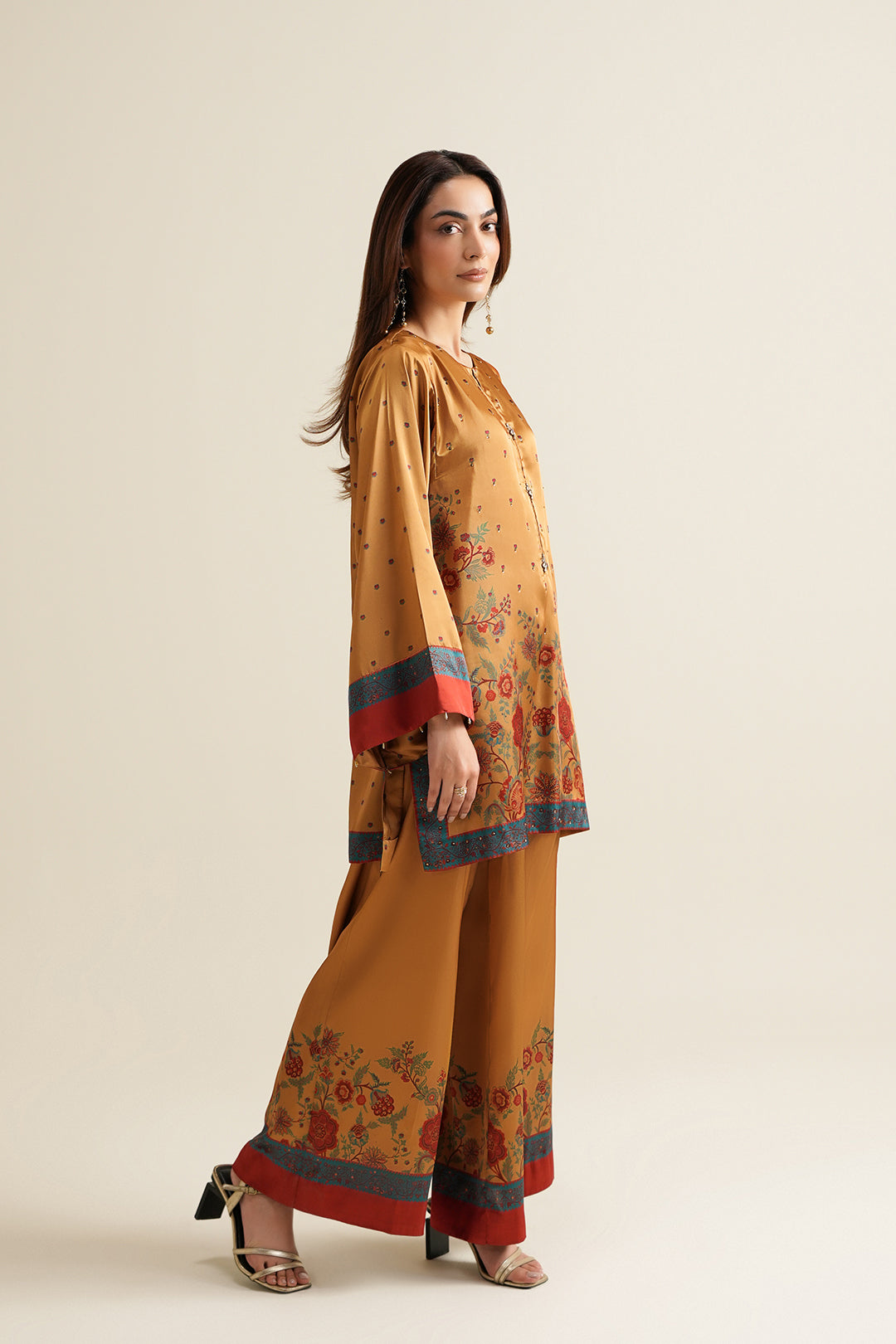 https://cdn.shopify.com/s/files/1/0611/8585/1568/files/W.SS26.034.T-3_bbf2a70d-4d5b-40ea-a482-c59ca9bb573c.jpg?v=1770966421