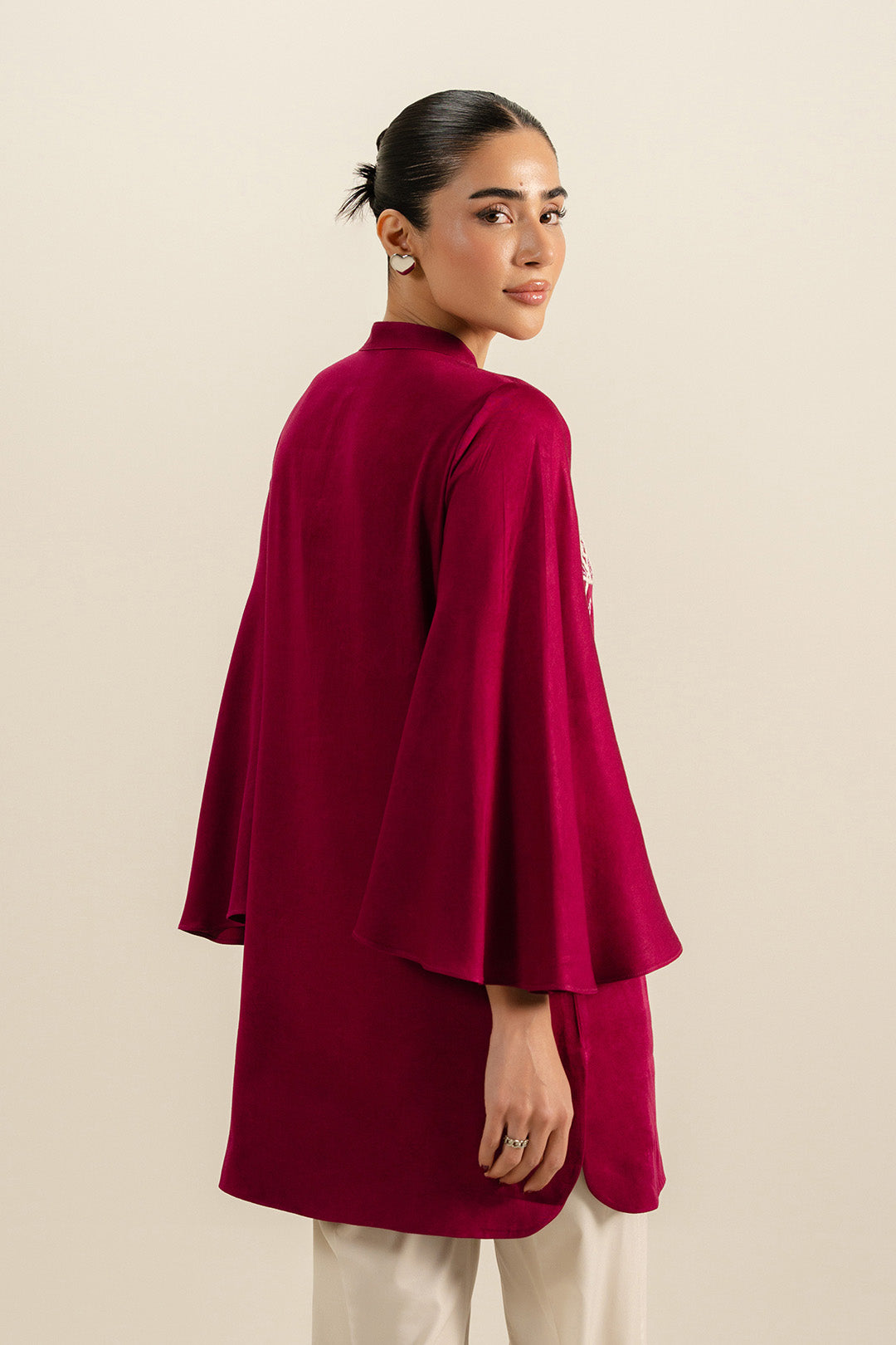 https://cdn.shopify.com/s/files/1/0611/8585/1568/files/W.SS26.132.T-4.jpg?v=1770206607