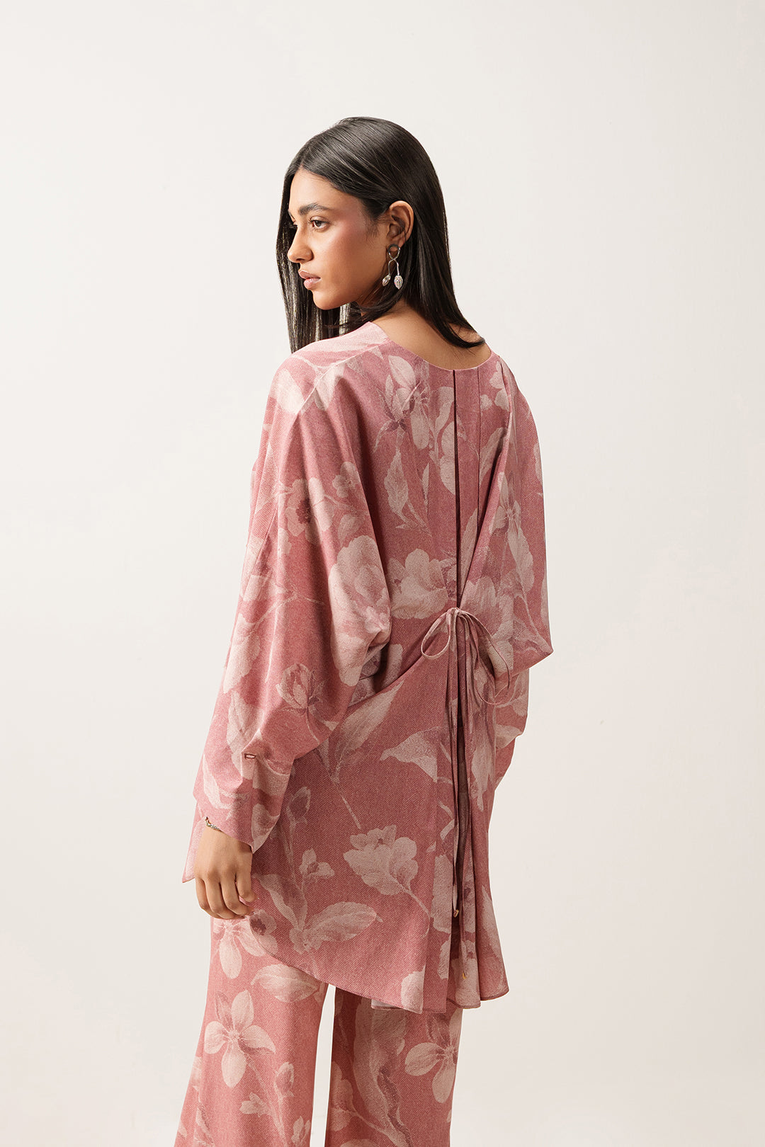 https://cdn.shopify.com/s/files/1/0611/8585/1568/files/W.SS26.325.T-4.jpg?v=1775196017