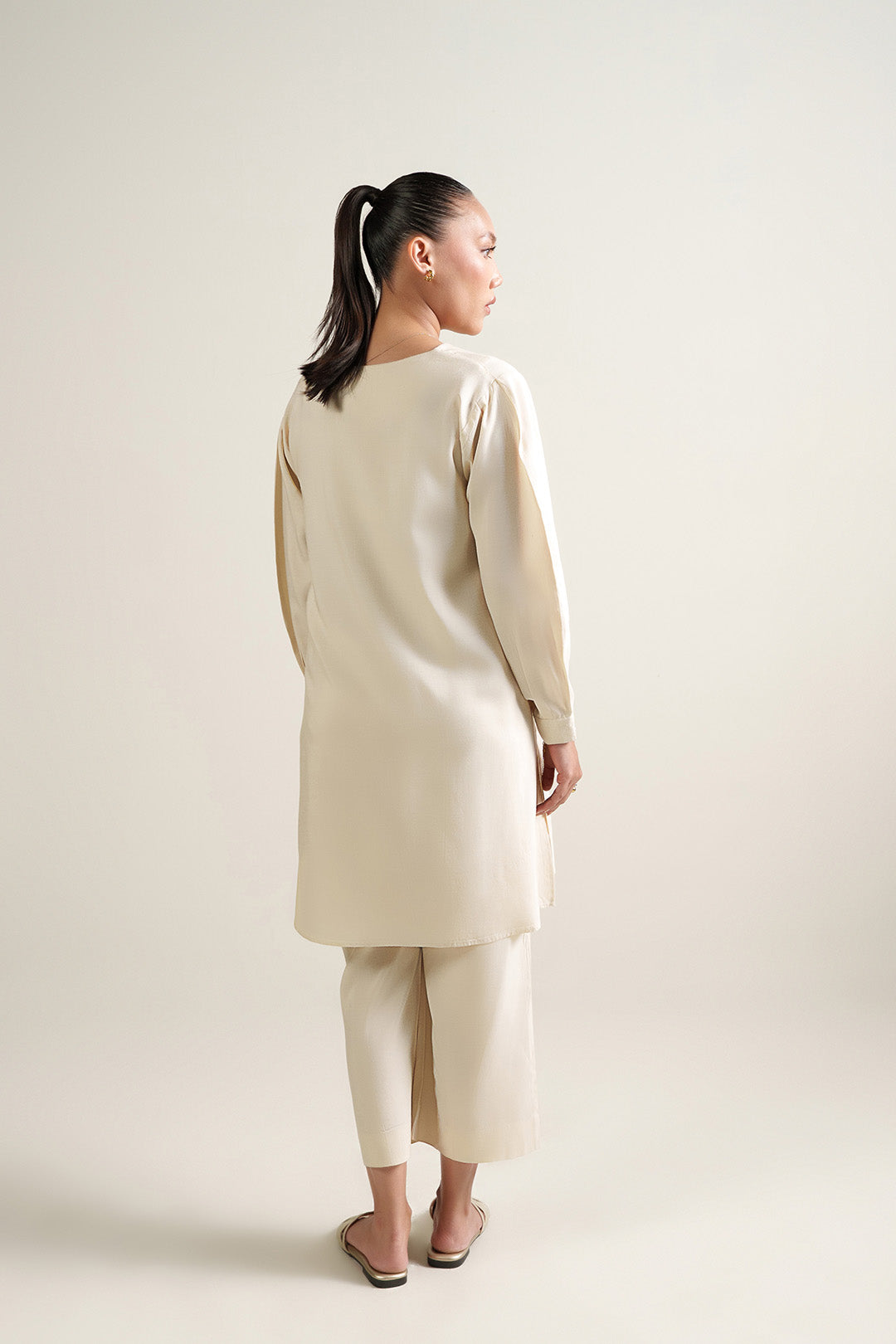 https://cdn.shopify.com/s/files/1/0611/8585/1568/files/W.SS26.367.T-4.jpg?v=1776412424