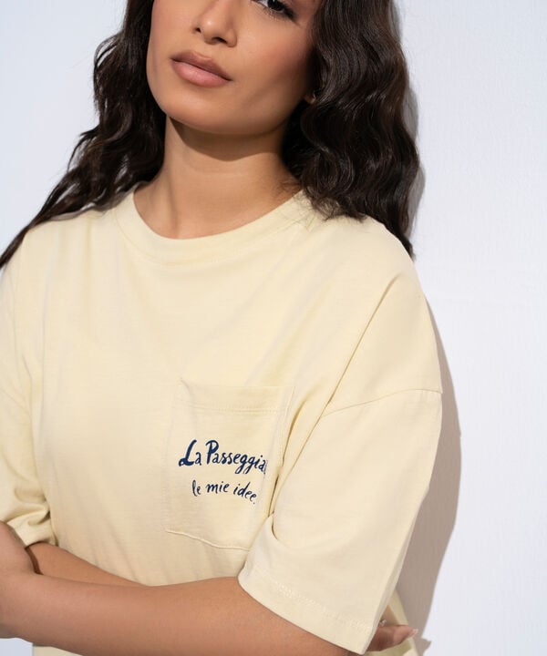 Loose-Fit Graphic T-Shirt With Pocket