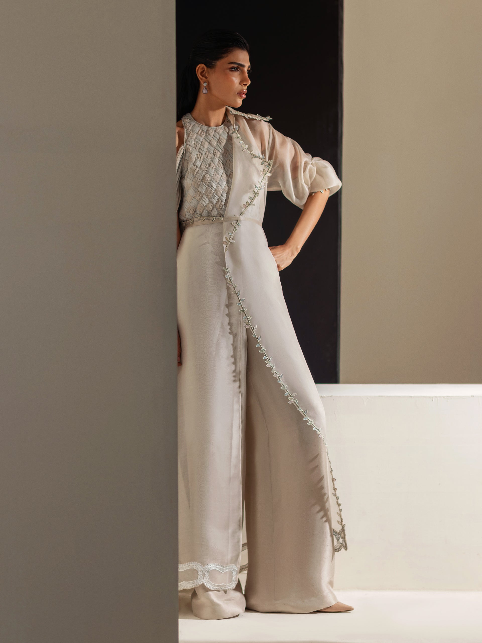 https://cdn.shopify.com/s/files/1/0768/4872/6205/files/Weaved-Grey-3.jpg?v=1777670364