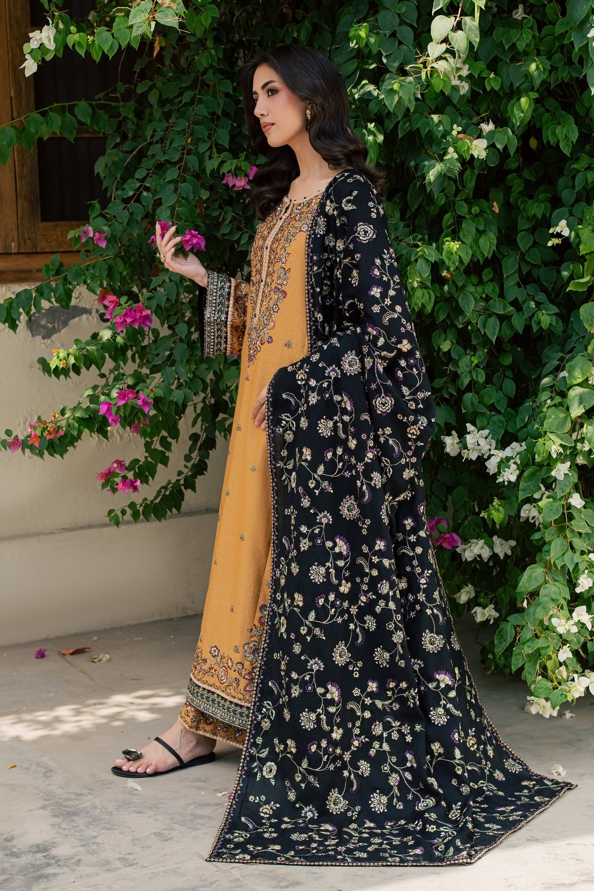 Zaar 3Pc - Embroidered Karandi Pret