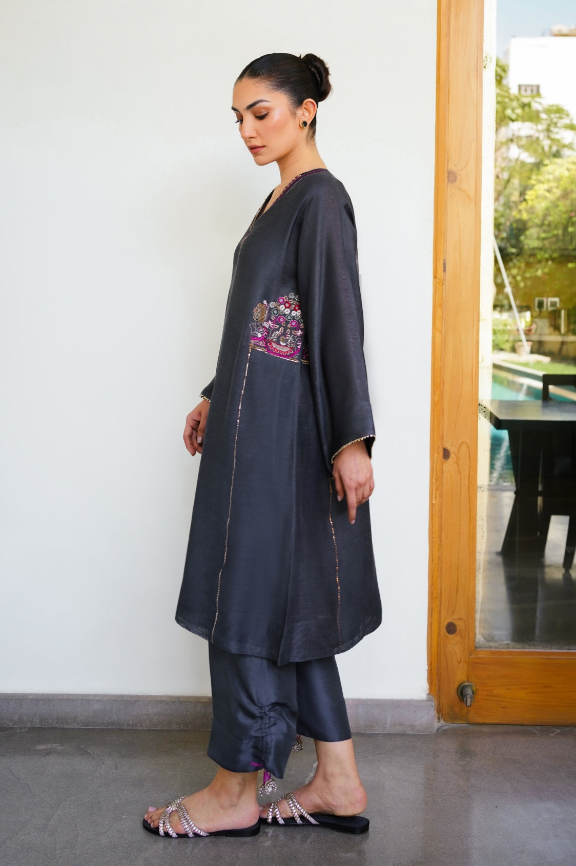 https://cdn.shopify.com/s/files/1/0593/6516/3148/files/Zohra-Grey1_2x_81b1128b-b86b-486d-9c9e-dc7ef0bb746d.jpg?v=1709026604